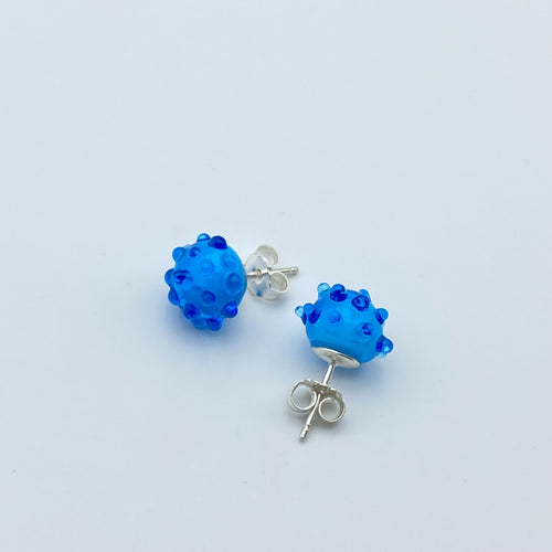 boucles_doreilles_puces_en_verre_bleu_clair_lathoumetie_helene copie | EMPREINTES Paris - EMPREINTES Paris