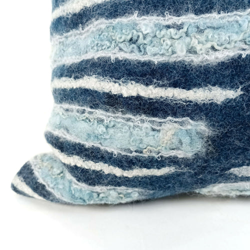 Coussin Rayé Indigo Blanc en feutre de laine | EMPREINTES Paris - EMPREINTES Paris