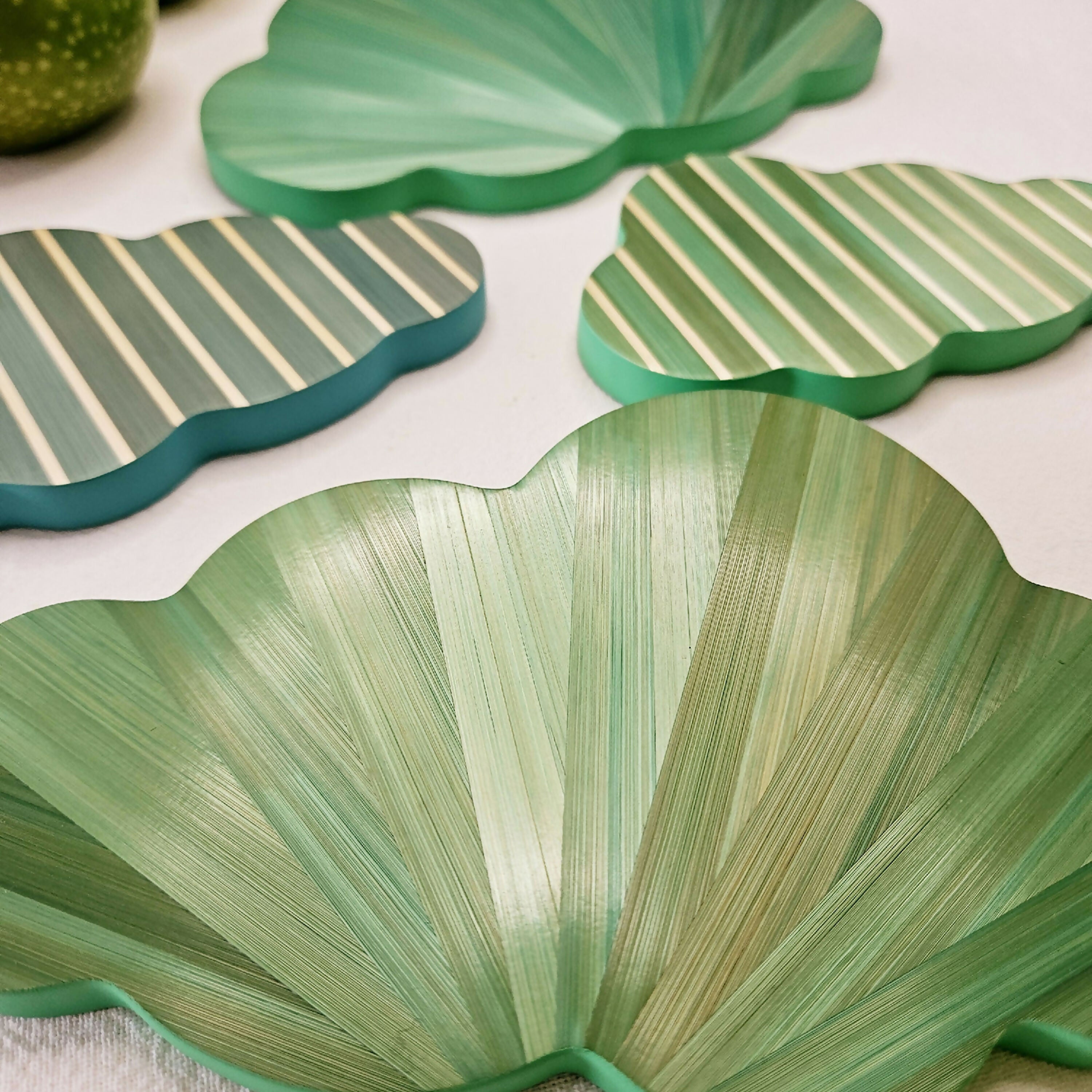 serie_pop_duo_de_nuages_en_marqueterie_de_paille_vert_pomme_hop_studio copie | EMPREINTES Paris