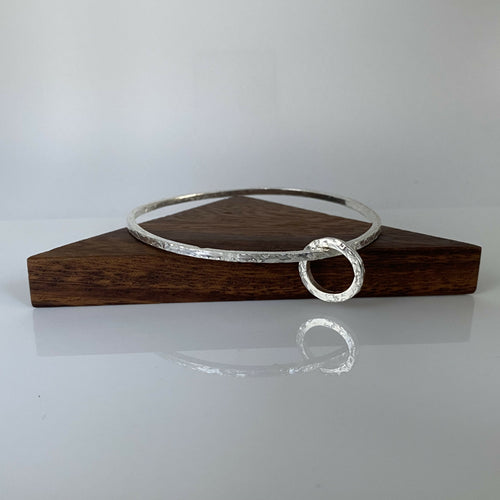 bracelet_jonc_en_argent_massif_martele_et_sa_breloque_assortie_artyssia | EMPREINTES Paris - EMPREINTES Paris