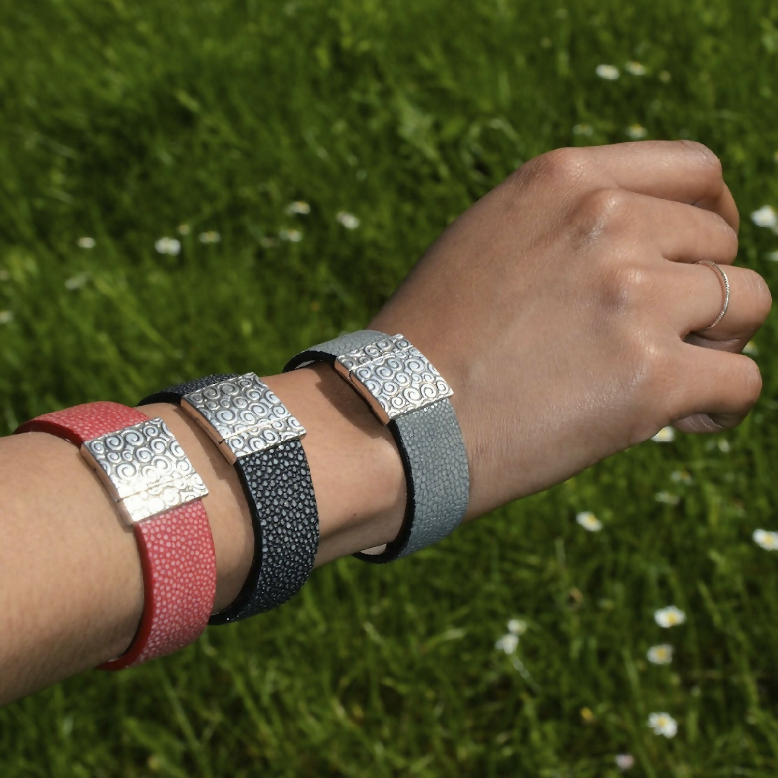 manchette_en_galuchat_orange_fermoir_terra_sylvie_zarnowski copie | EMPREINTES Paris