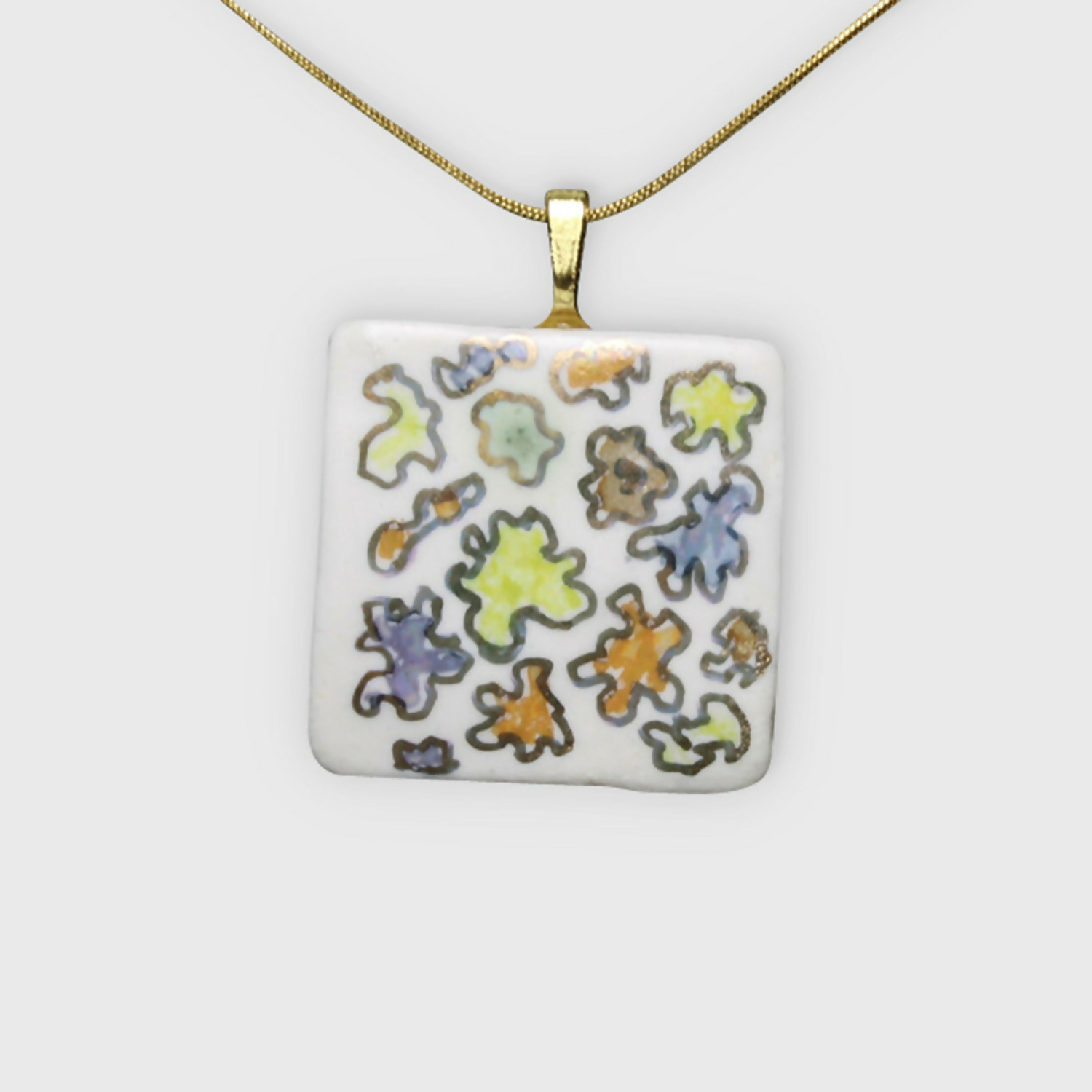pendentif_en_porcelaine_avec_motif_en_or_et_lustres_colores_sara_grace_wevill | EMPREINTES Paris