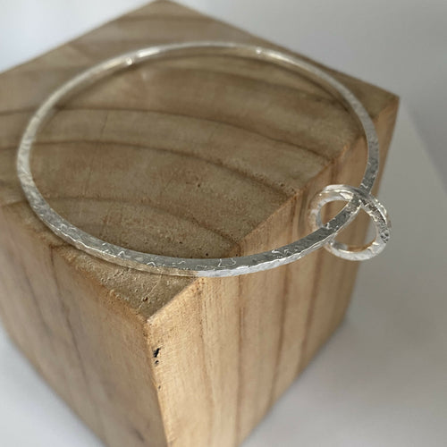 bracelet_jonc_en_argent_massif_martele_et_sa_breloque_assortie_artyssia | EMPREINTES Paris - EMPREINTES Paris