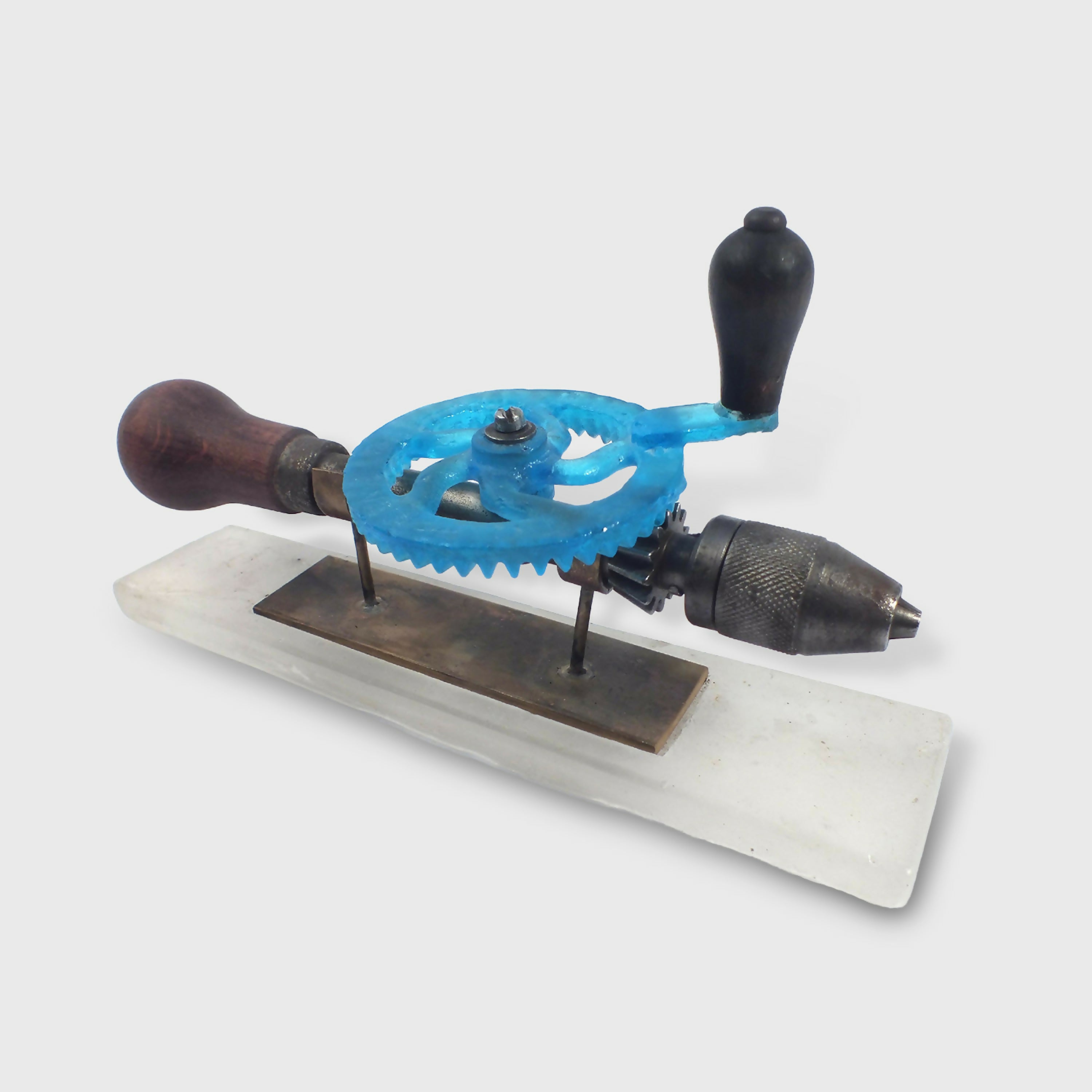 Petite chignole sur socle laiton et pâte de cristal translucide | EMPREINTES Paris