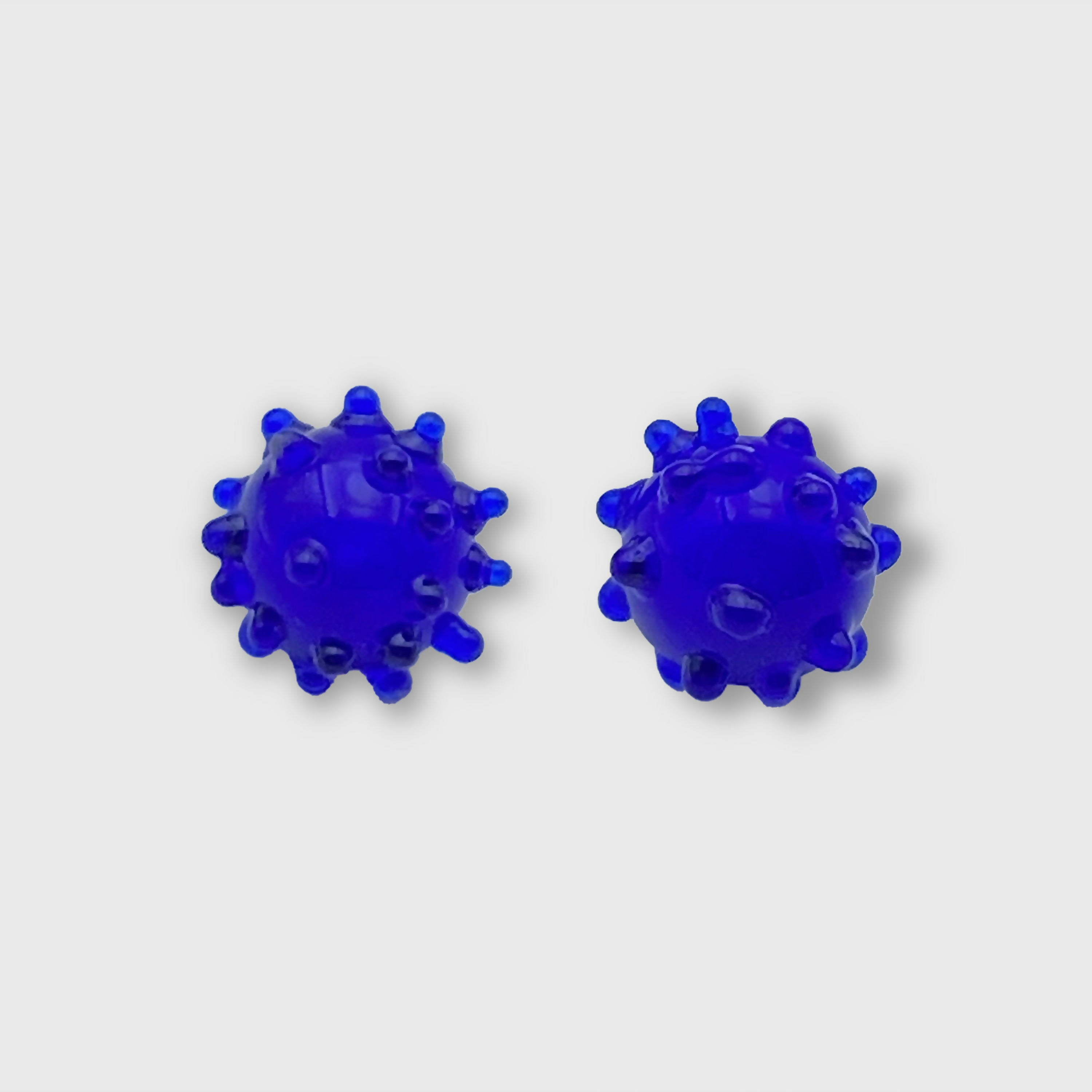 boucles_doreilles_puces_en_verre_bleu_cobalt_lathoumetie_helene copie | EMPREINTES Paris