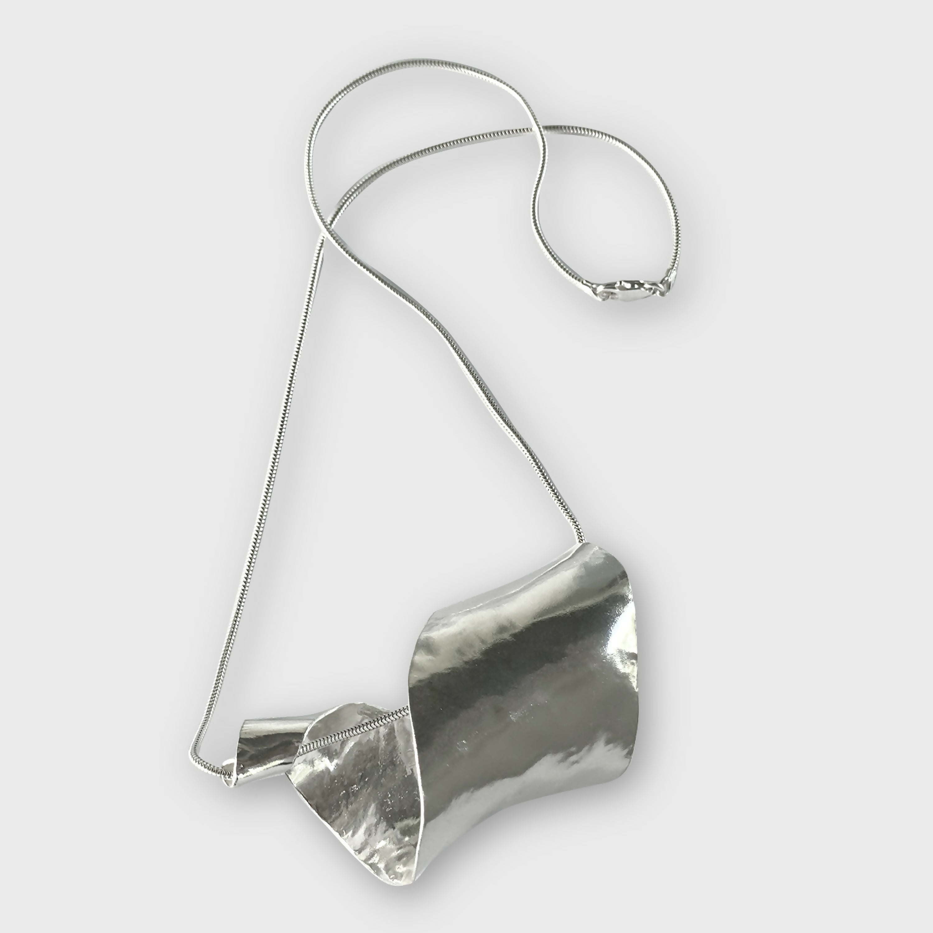 pendentif_anticlastique_en_argent_massif_martele_et_forge_artyssia copie | EMPREINTES Paris