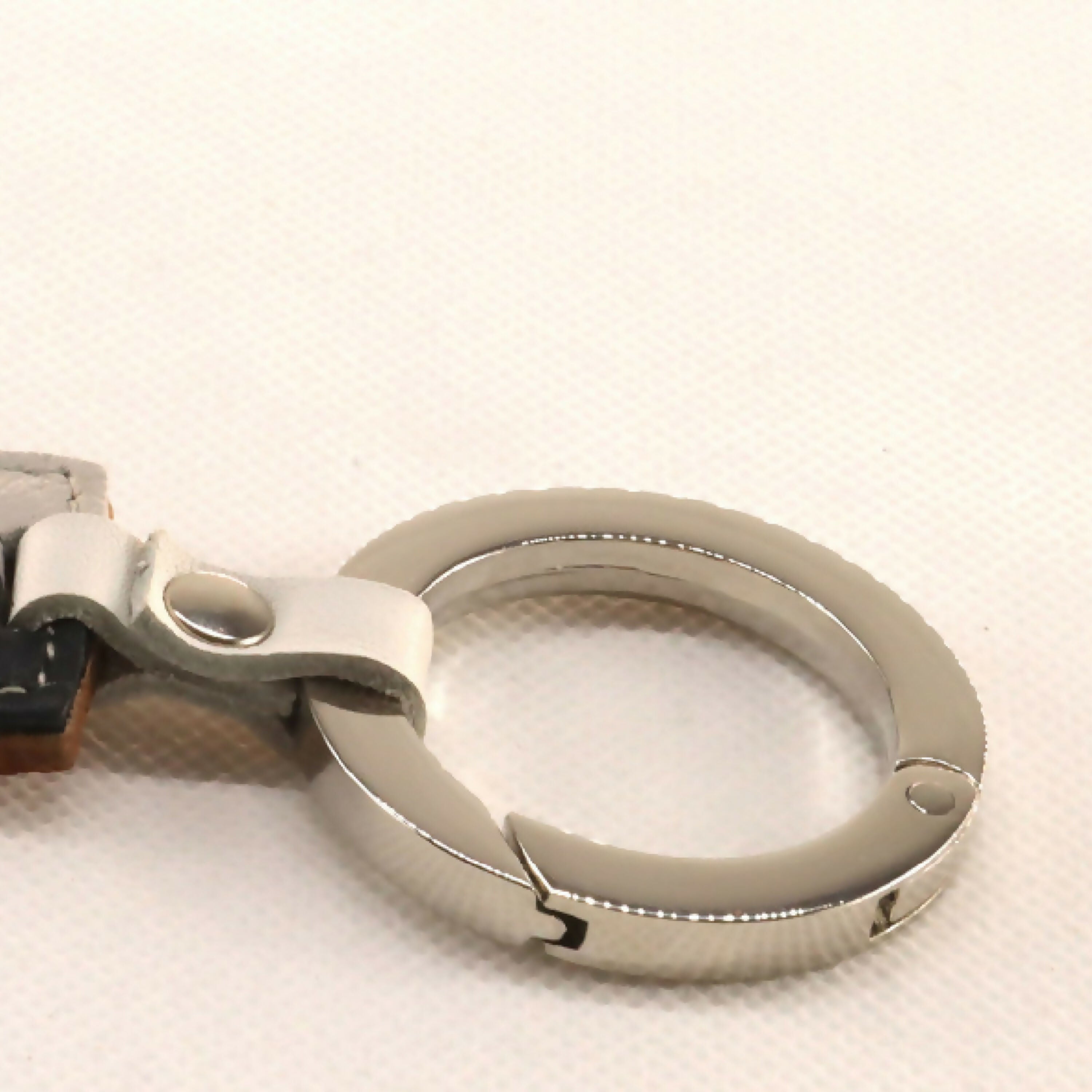 porte_cle_pennant_en_cuir_version_n°9–_collection_glacier_sylvie_strohl1 | EMPREINTES Paris