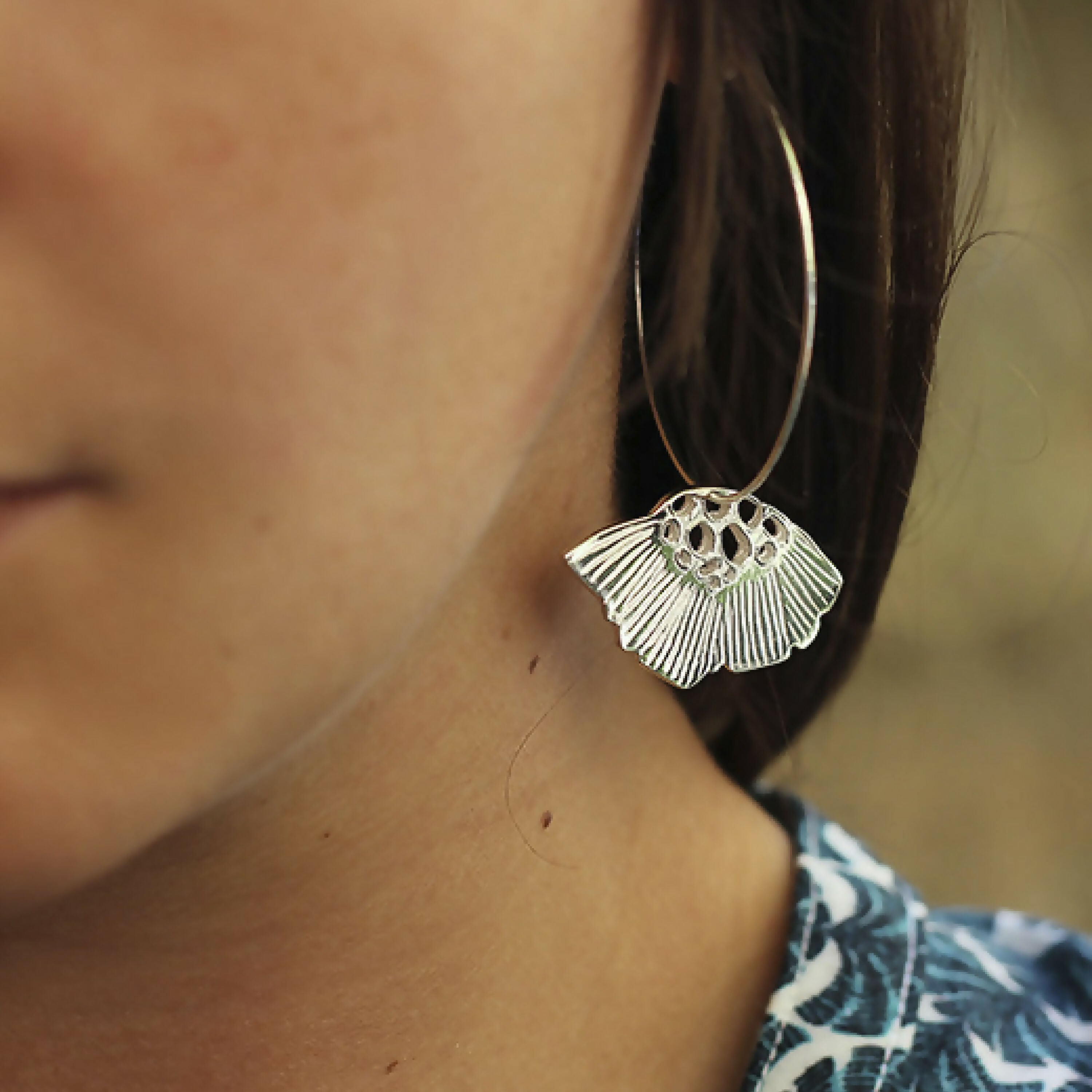 Créoles en argent massif recyclé aux motifs floraux | EMPREINTES Paris