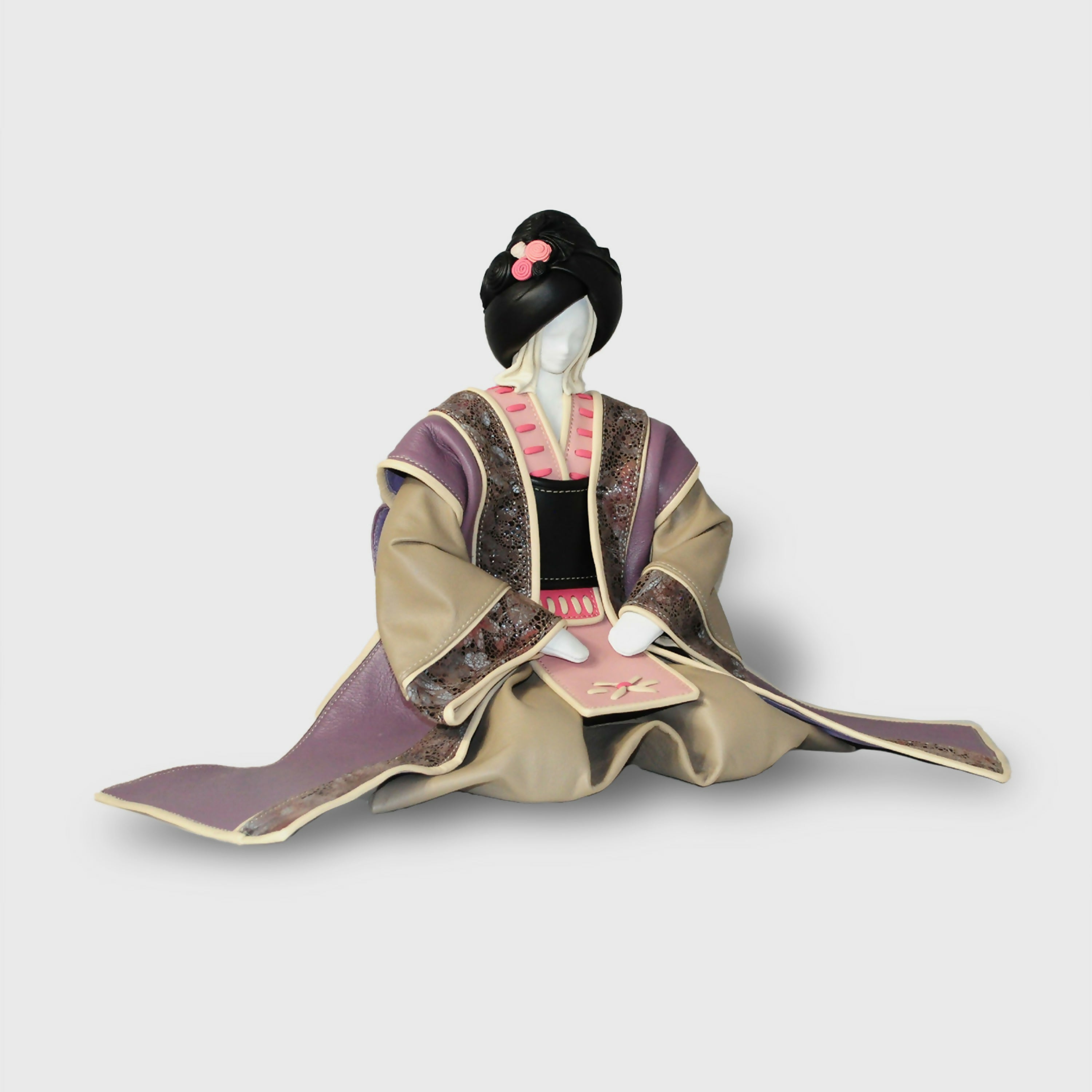 sculpture_geisha_en_cuir_beige_et_rose_sculpture_cuir_annie_delemarle copie | EMPREINTES Paris