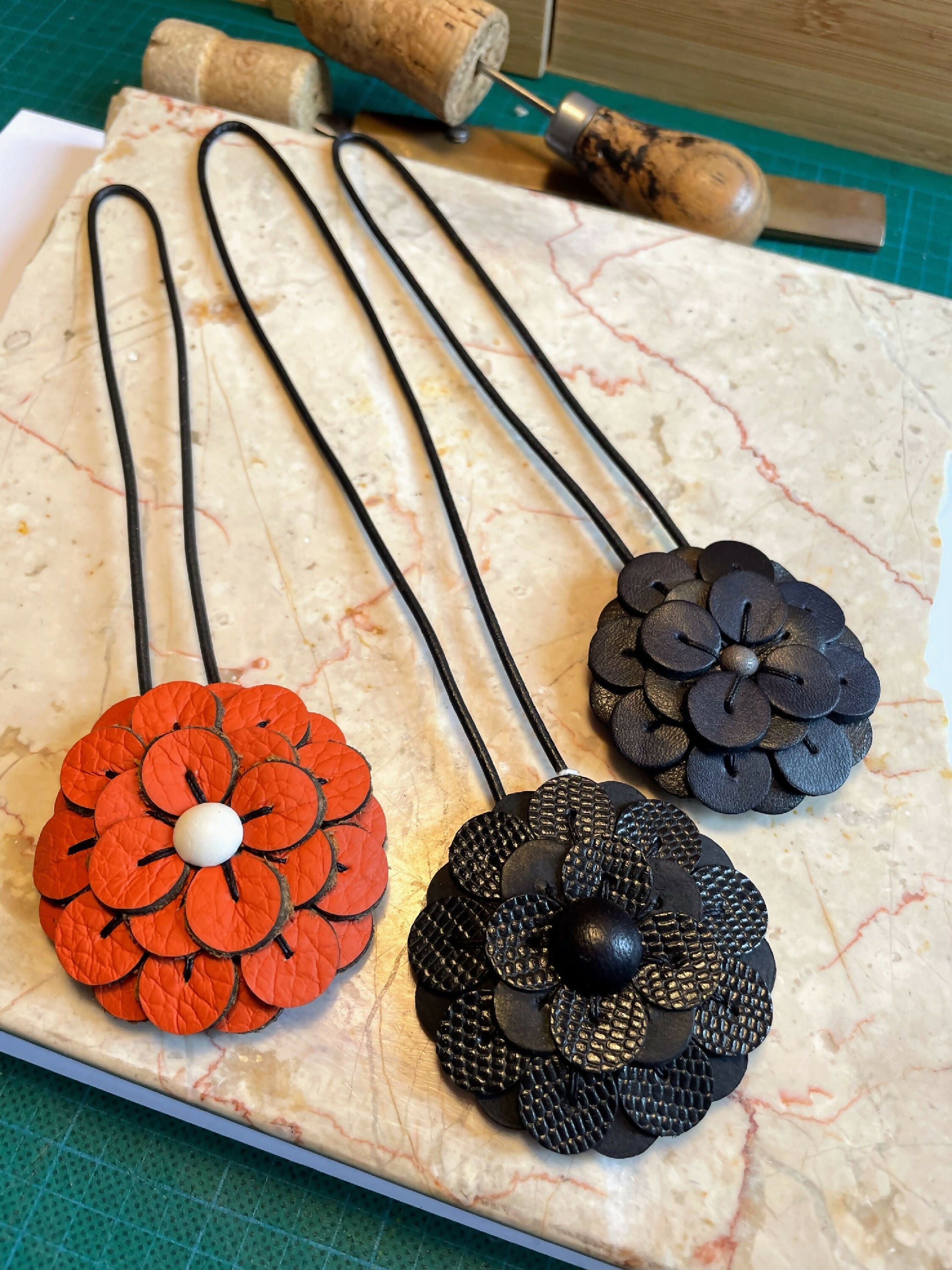 Petit bijou de sac en cuir orange et blanc | EMPREINTES Paris