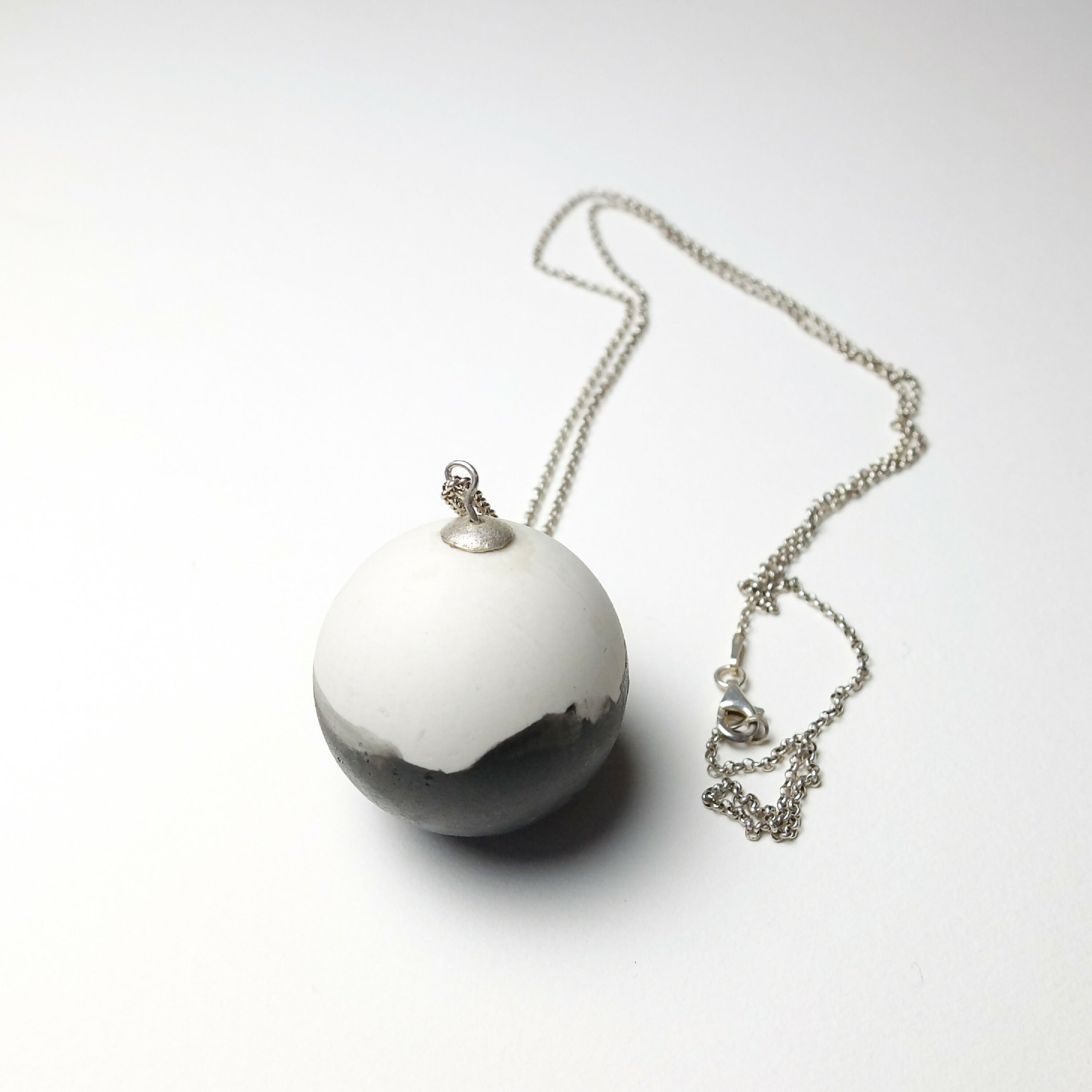 collier_porcelaine_boule_paysage_chaine_argent_atelier_christine_moquet copie | EMPREINTES Paris
