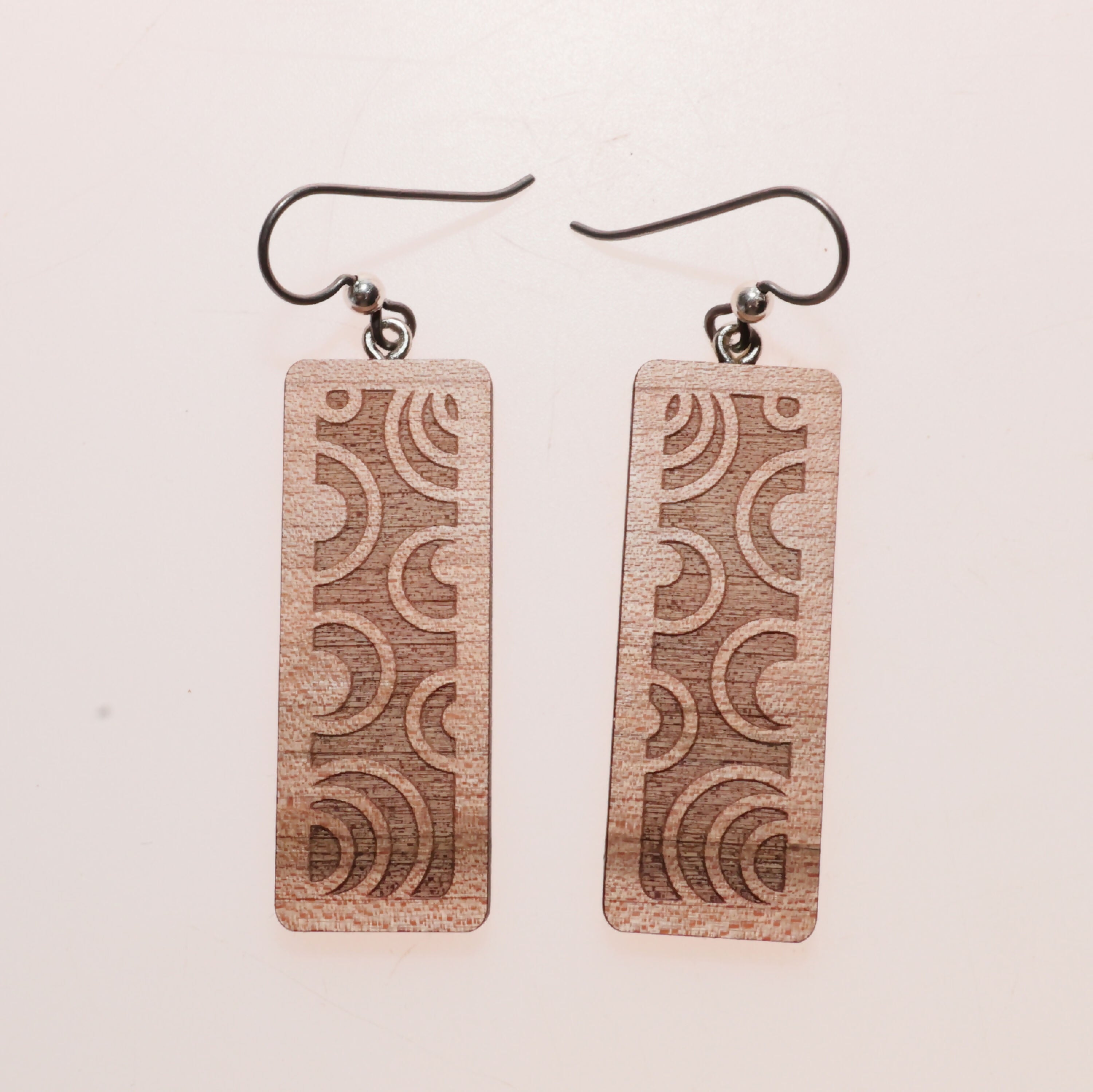 boucles_doreilles_ondes_en_bois_derable_latelier_du_mercantour copie | EMPREINTES Paris