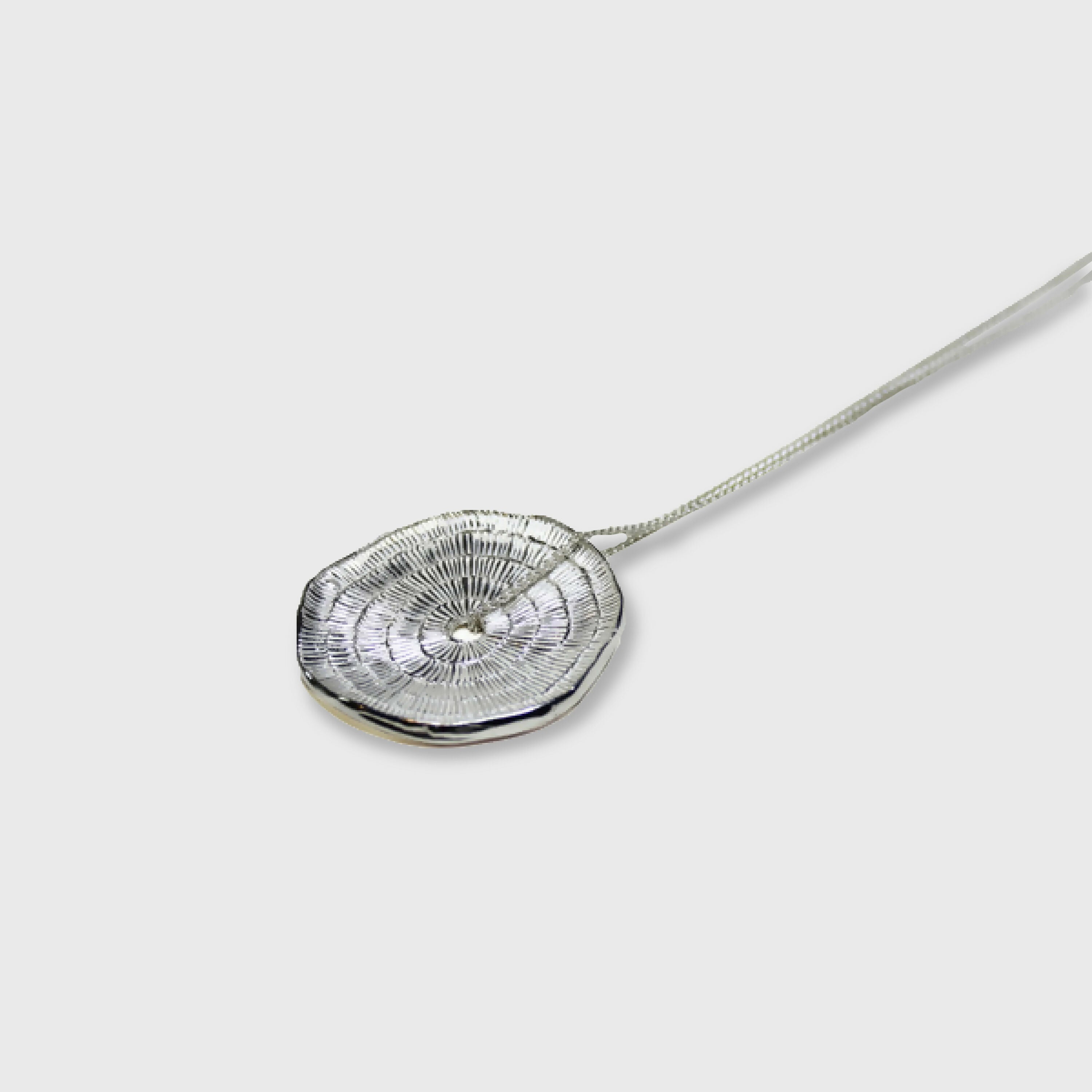 Sautoir en argent massif, Pendentif inspiré par les rondelles de bois | EMPREINTES Paris