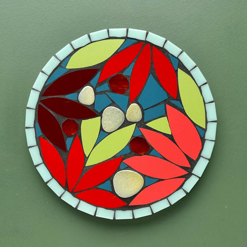 Dessous-de-plat mosaïque Magnolia rouge, vert et bleu paon | EMPREINTES Paris - EMPREINTES Paris