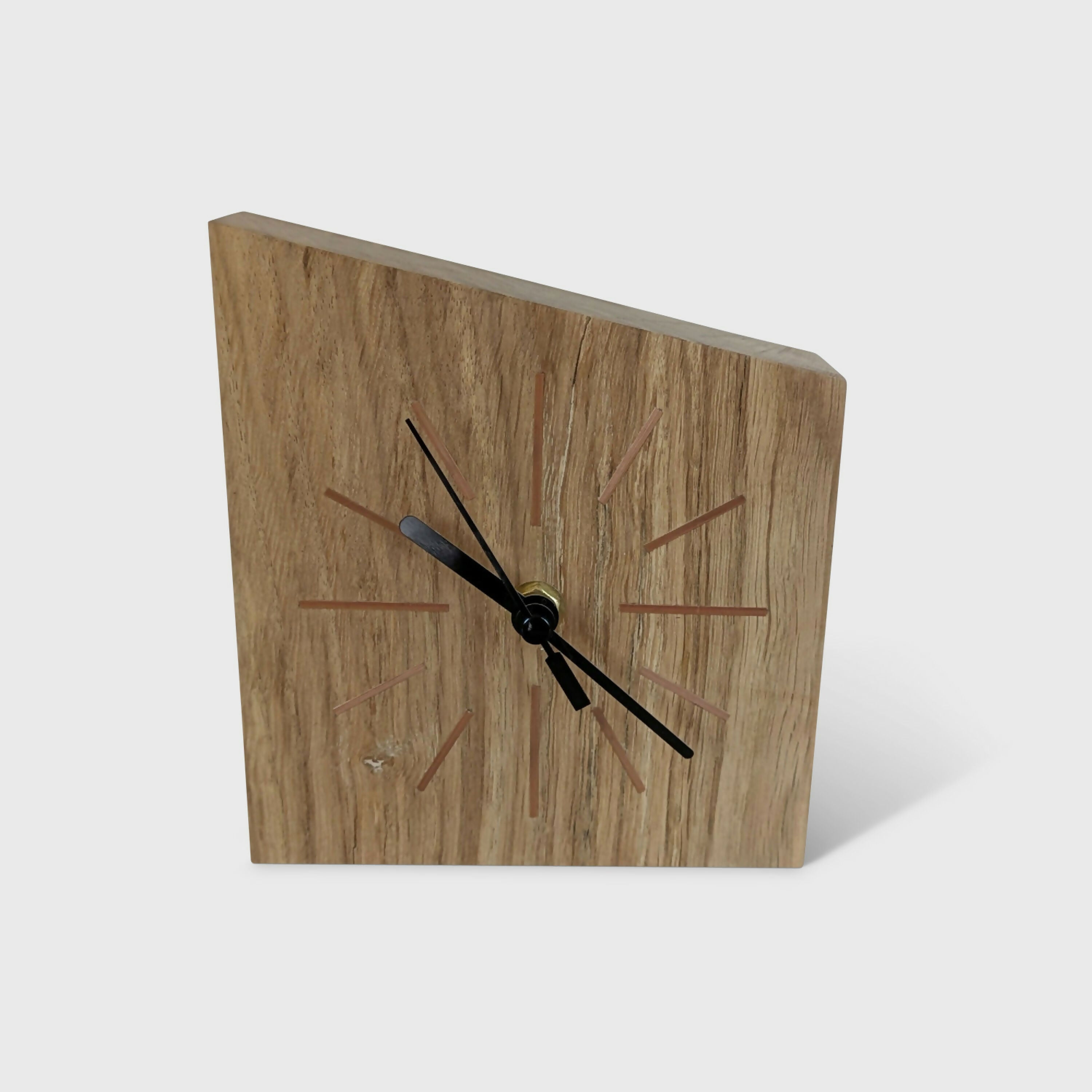 horloge_de_bureau_en_chene_massif_et_marqueterie_de_paille_cuivre_jerome_ebenisterie | EMPREINTES Paris