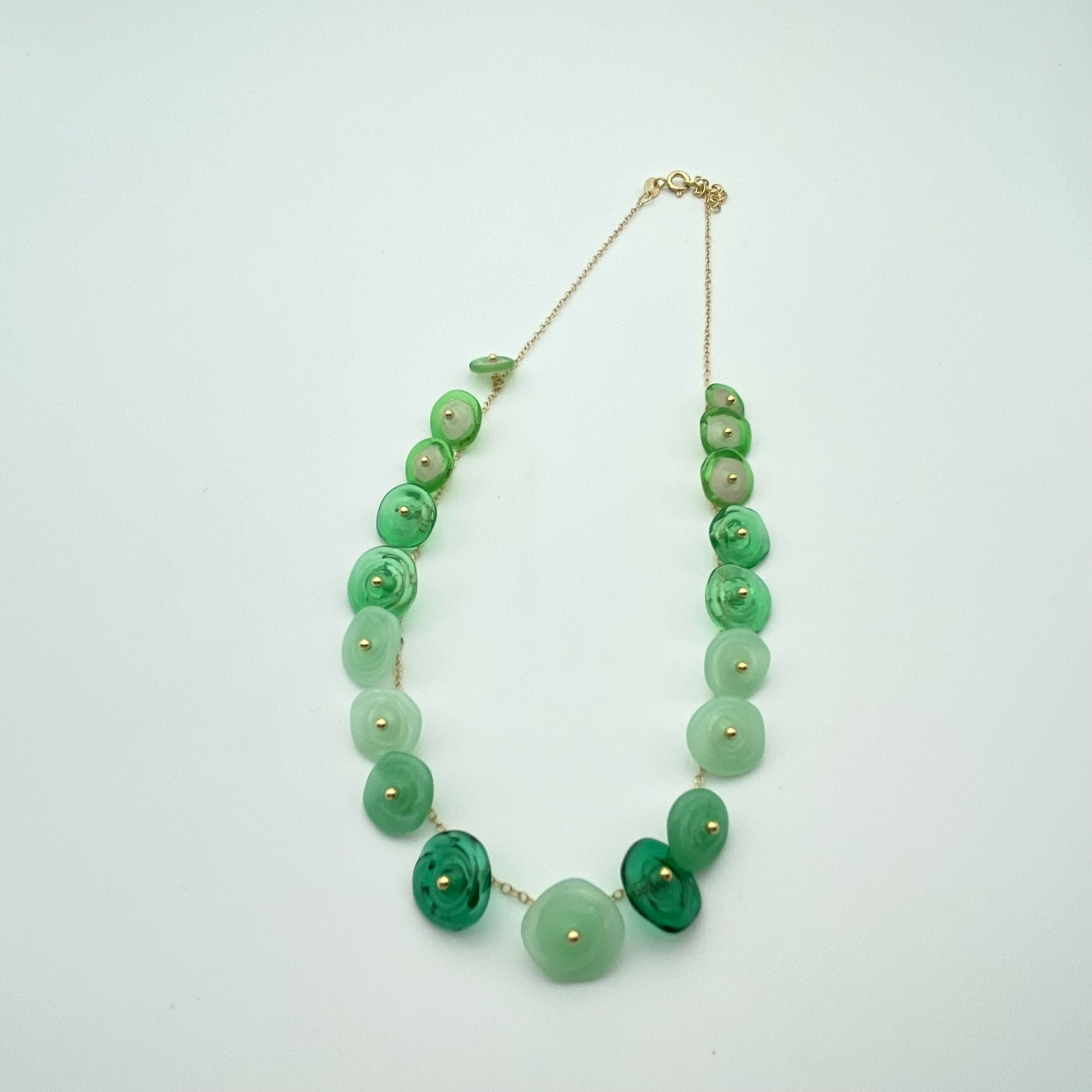 collier_en_perles_en_verre_camaieux_de_verts_avec_chaine_en_argent_plaquee_or_lathoumetie_helene copie | EMPREINTES Paris