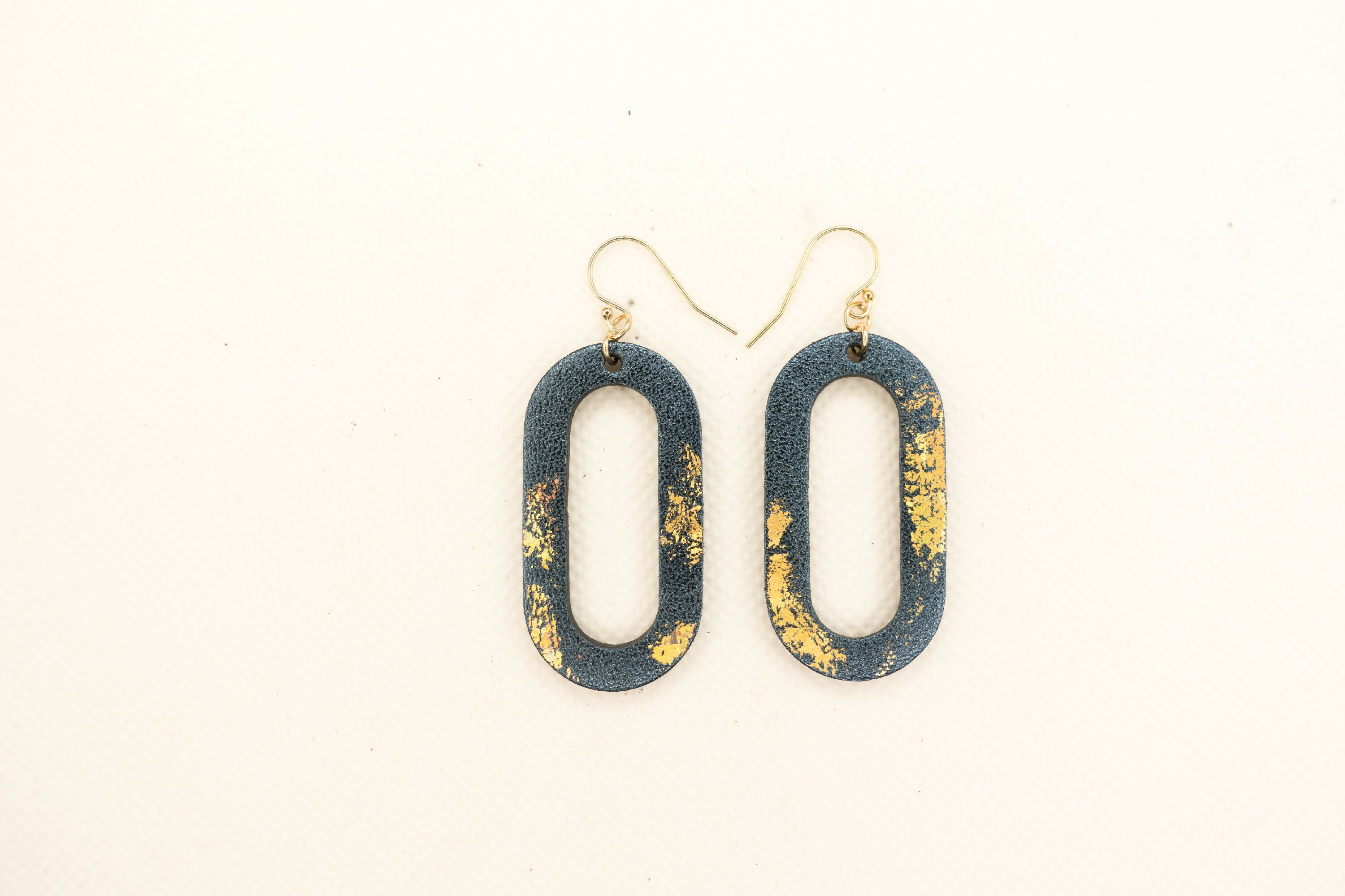 boucles_doreilles_arche_art_deco_bleu_doree_6_julie_troncin_maroquinerie | EMPREINTES Paris