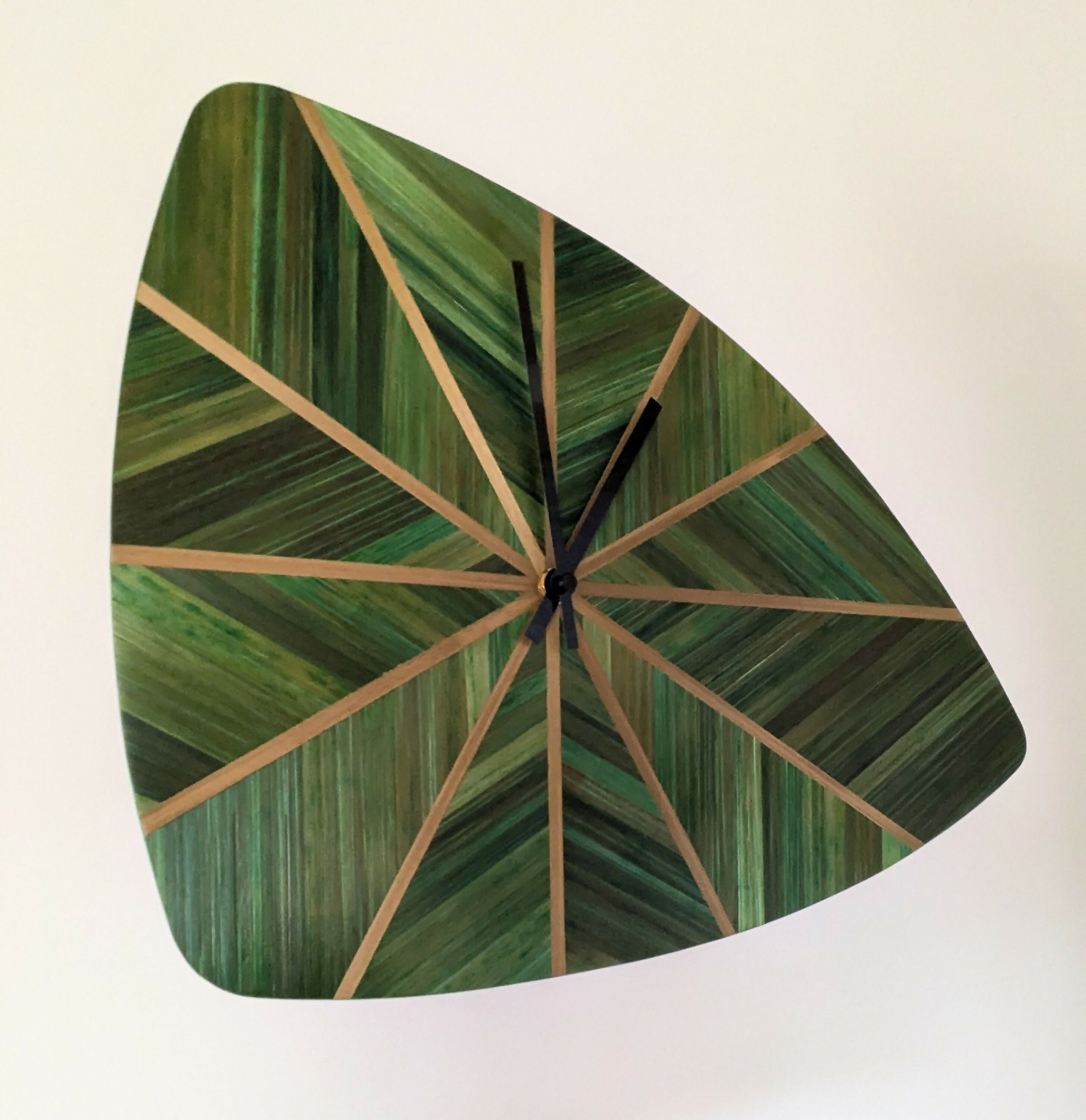 Horloge murale style rétro avec Marqueterie de paille Verte feuille et dorée | EMPREINTES Paris