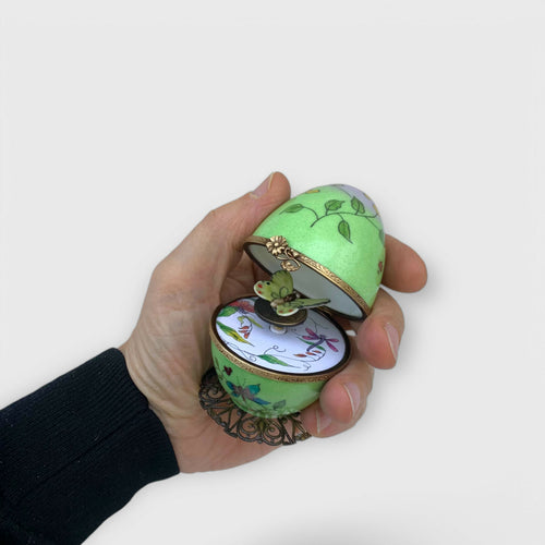 vert_deco-maison_home-decor_cadeau-vert_style-faberge_art-nouveau_insectes_libellule_printemps_fleur_pastel_papillons_automate_cadeau-amoureux_saint-valentin_cadeau-naissance_fete-bebe_boite-a-musique_enfantin_noce-de-porcelaine_fete-des-meres_mariage_oeuf-collection_collection-classique_cadeau-fin-annee_cadeaux-maitresses | EMPREINTES Paris - EMPREINTES Paris