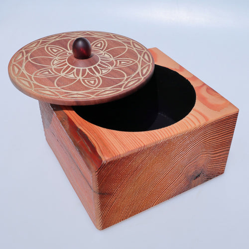 boite_carree_en_meleze_et_couvercle_en_noyer_et_resine_n°1_latelier_du_mercantour copie | EMPREINTES Paris - EMPREINTES Paris