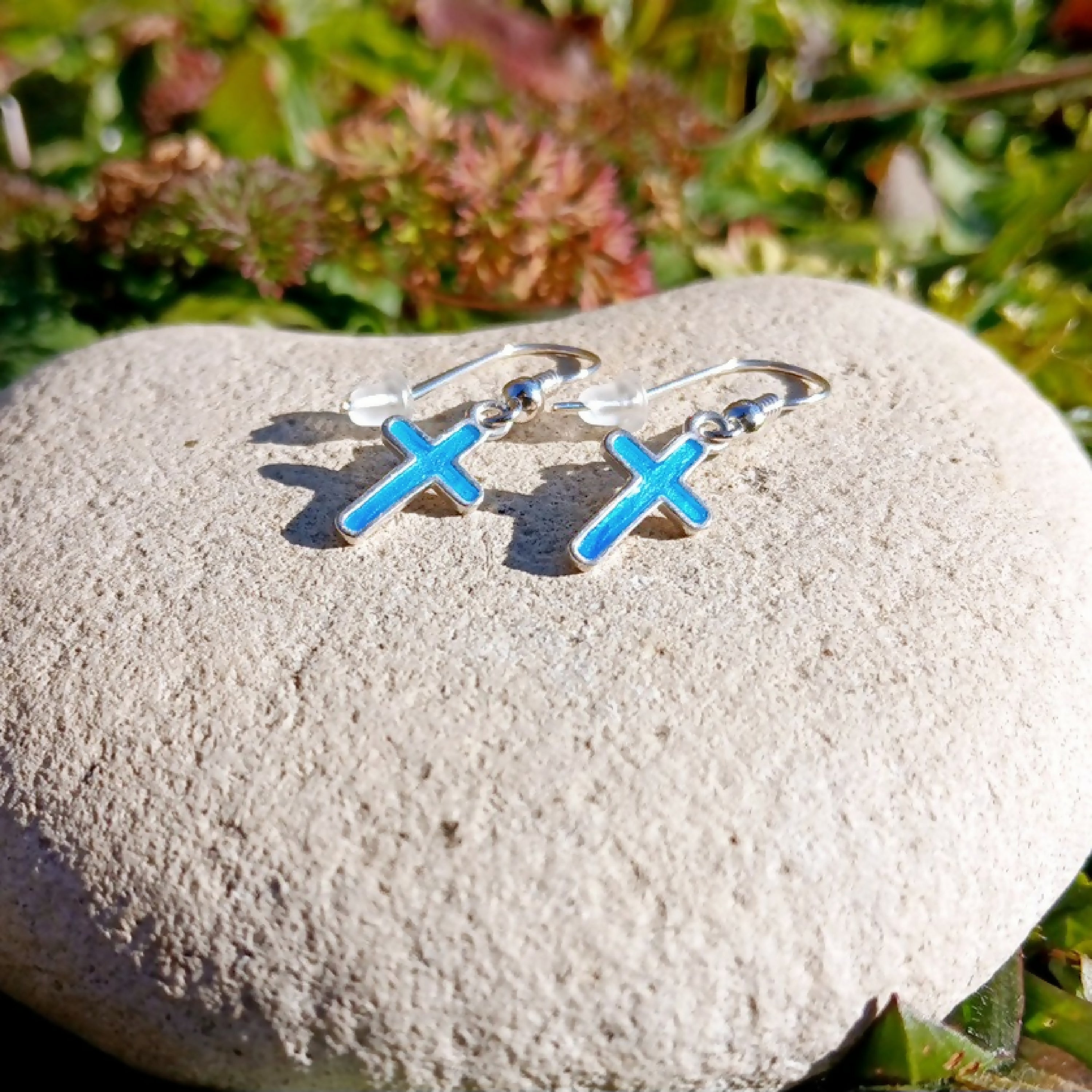 boucles_doreilles_croix_en_email_champleve_sur_argent_les_emaux_arediens_lemail_grand_feu_de_limoges copie | EMPREINTES Paris