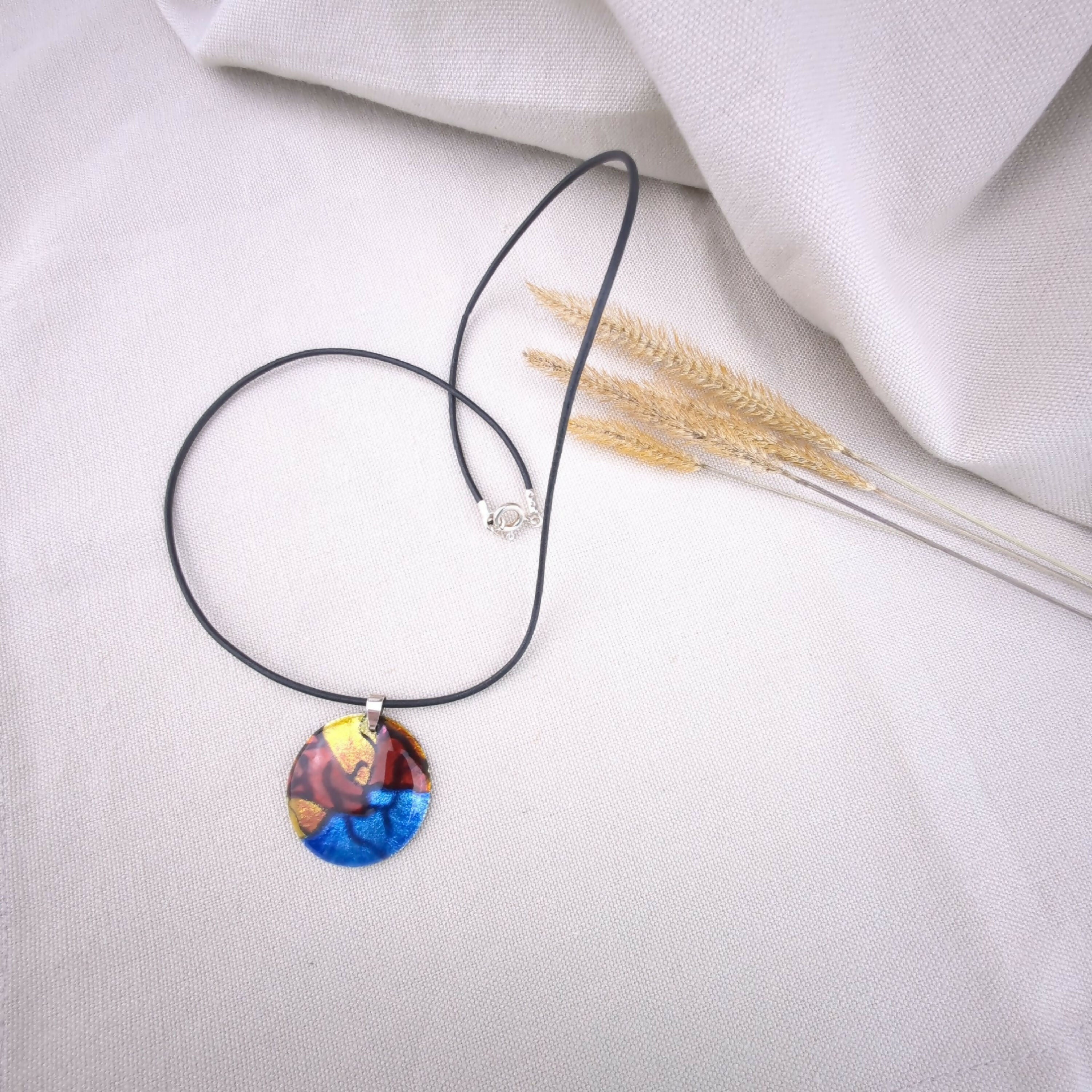 Collier en émail sur paillon d