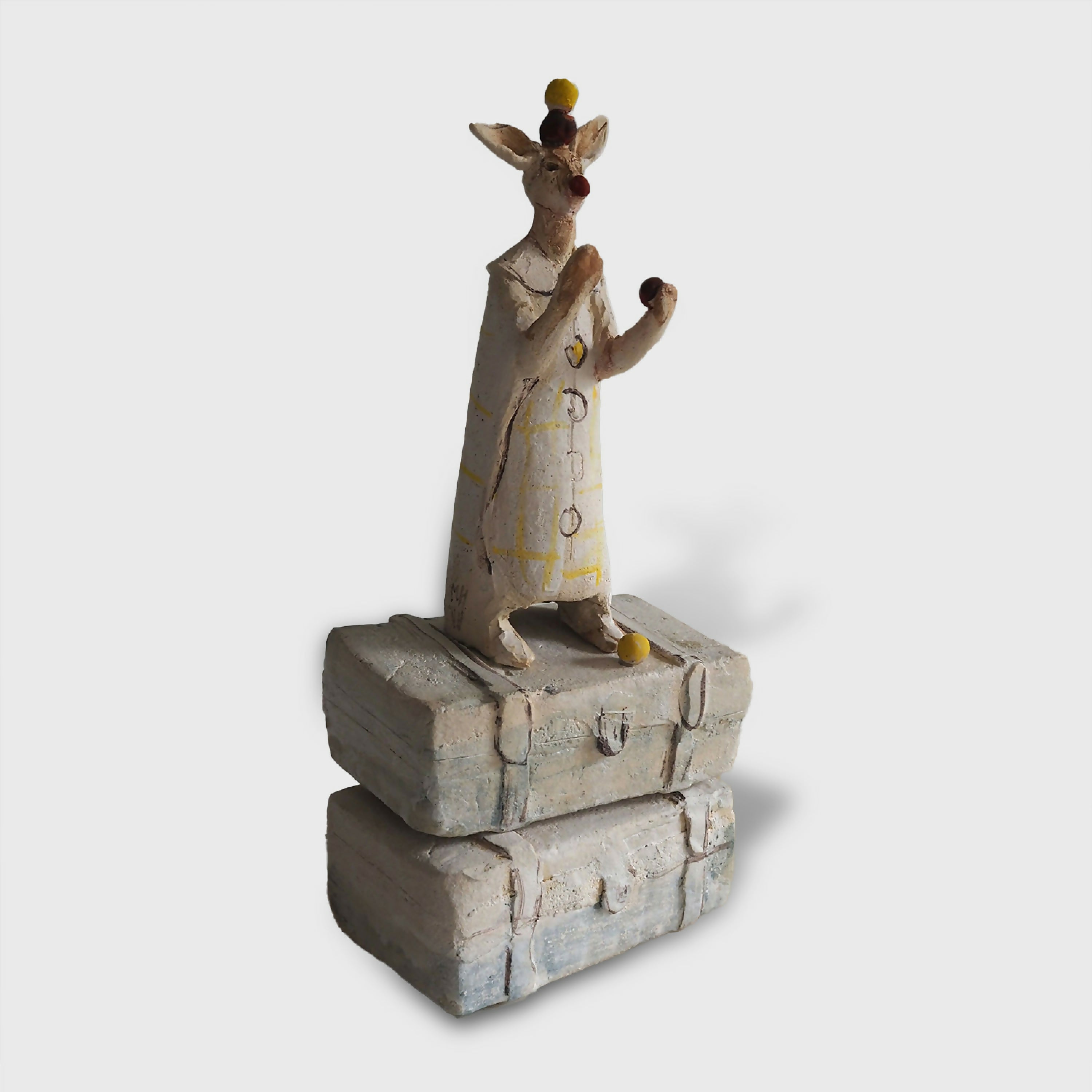 sculpture_clown_jongleur_monte_sur_2_malles_empilees_marie_helene_valladeh copie | EMPREINTES Paris
