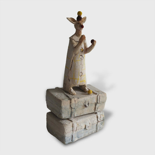 sculpture_clown_jongleur_monte_sur_2_malles_empilees_marie_helene_valladeh copie | EMPREINTES Paris - EMPREINTES Paris