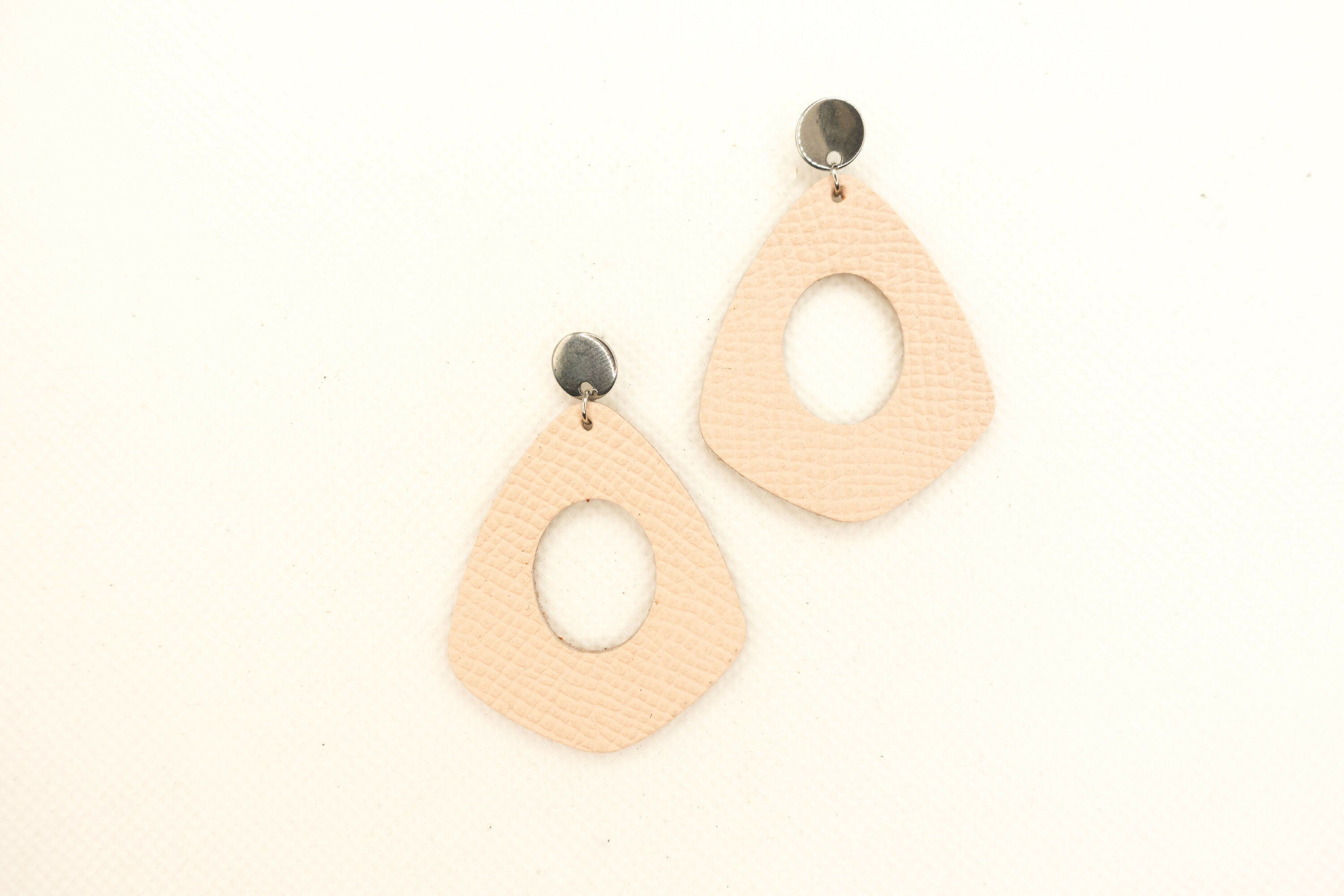 boucles_doreilles_creoles_en_cuir_beige_rose_julie_troncin_maroquinerie | EMPREINTES Paris