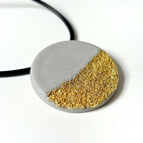 grand_collier_ines_en_beton_sable_et_feuille_dor_icy_mouse copie | EMPREINTES Paris - EMPREINTES Paris