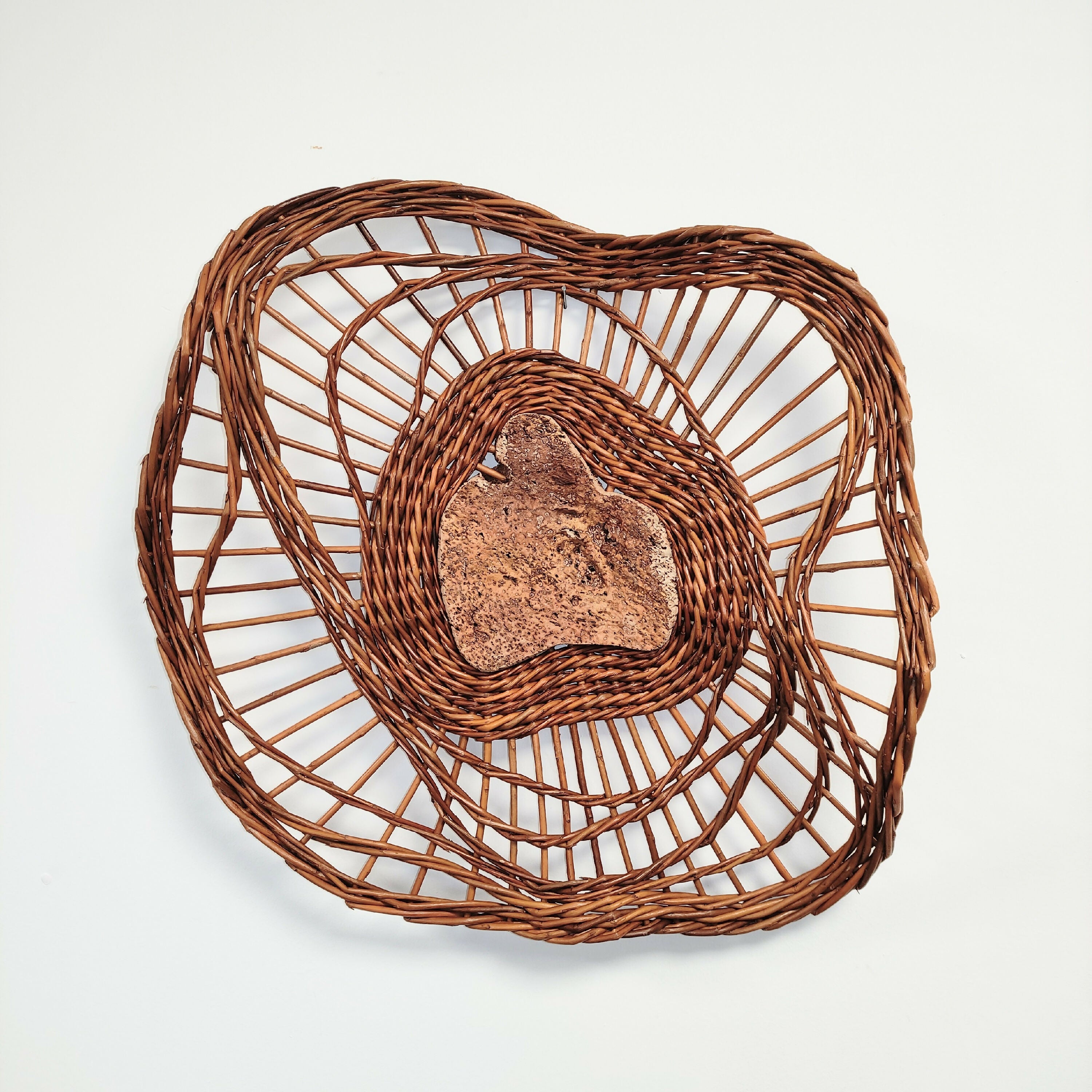 Création murale en osier brut et liège — Sous l’écorce | EMPREINTES Paris