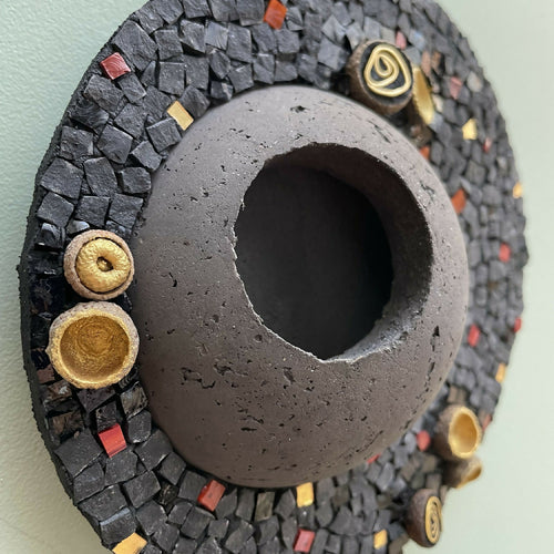 tableau_vegetal_mosaique_noir_dore_tillandsia_cupules_de_glands_musea_mosaique copie | EMPREINTES Paris - EMPREINTES Paris