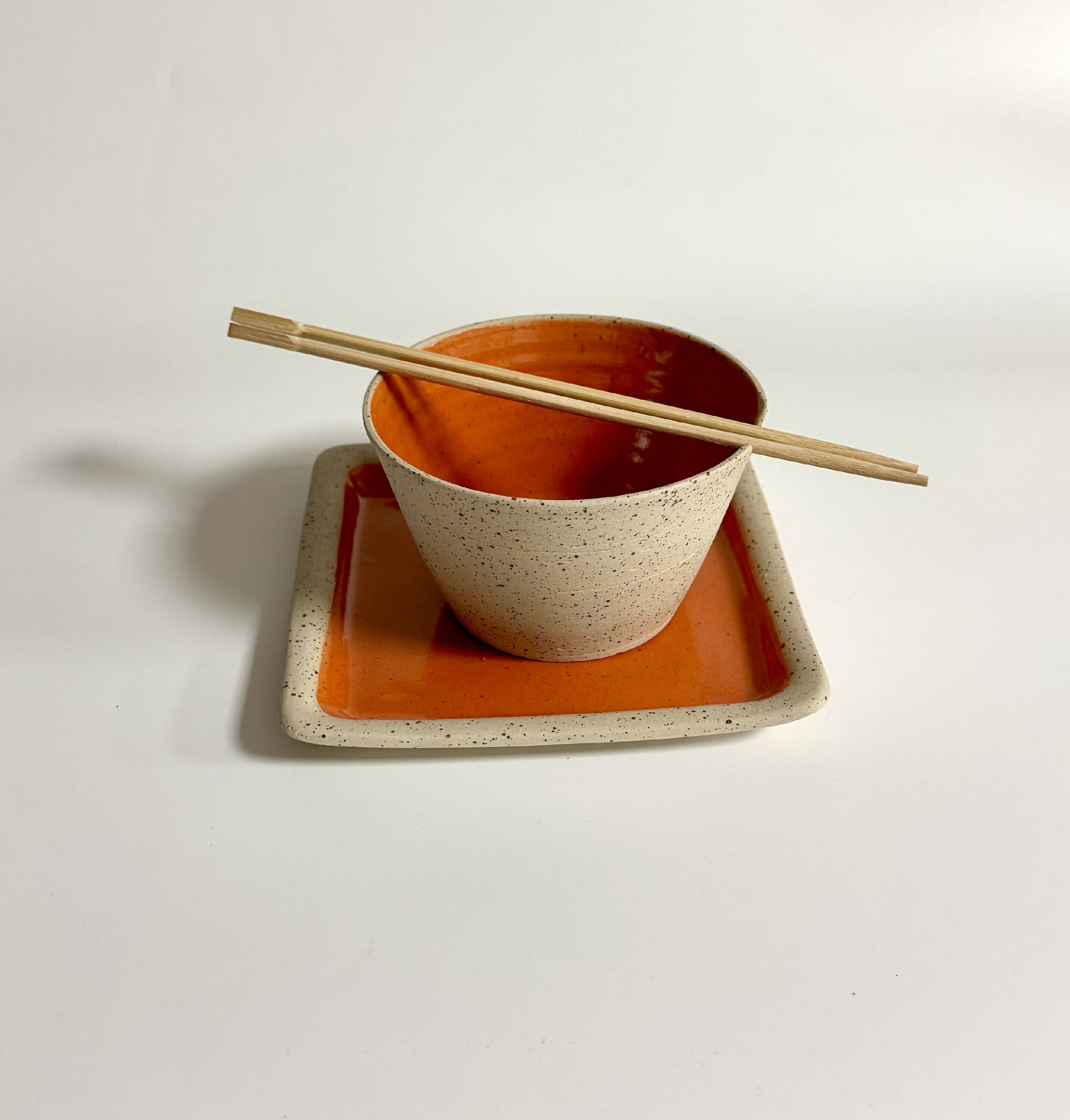 taches_de_rousseur_petite_assiette_carree_orange_de_la_terre_et_de_leau copie | EMPREINTES Paris