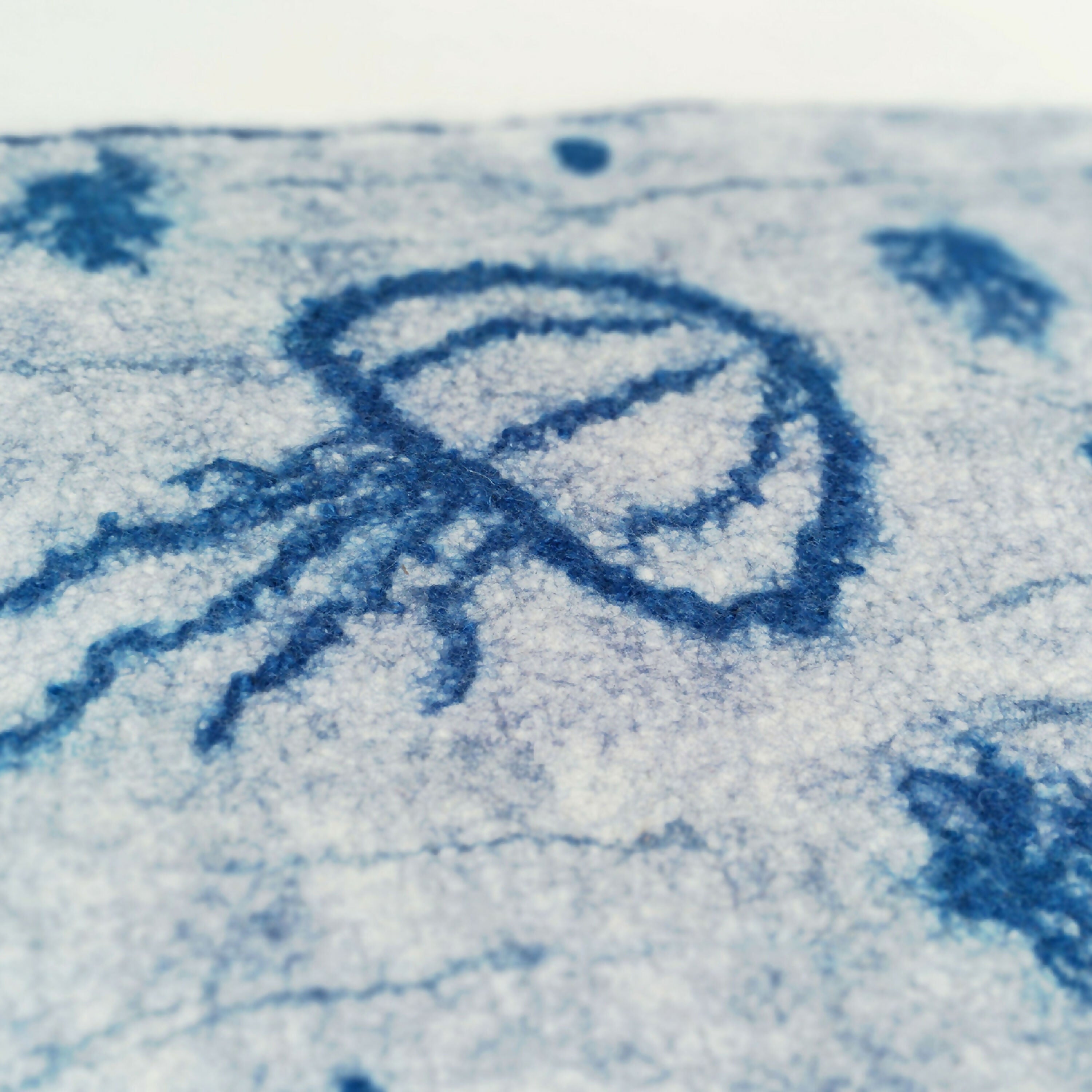 petit_tapis_en_feutre_de_laine_decor_meduses_atelier_lanzetta copie | EMPREINTES Paris