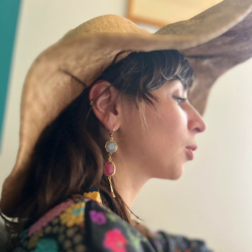 agathe-noir_calcedoine-blanc_doré_oiseau_romantique_astres_magique_pierres-semi-precieuse_boucles-d-oreilles_bijoux-oreilles_bijoux-femme_cadeaux_fete-des-meres_cadeau-precieux_artisan-createur_made-in-france_hippie-chic_bobo_parisien_boheme-bourgeois_vintage_stephane-dunoyer_fanex-france_cadeau-jeune | EMPREINTES Paris - EMPREINTES Paris