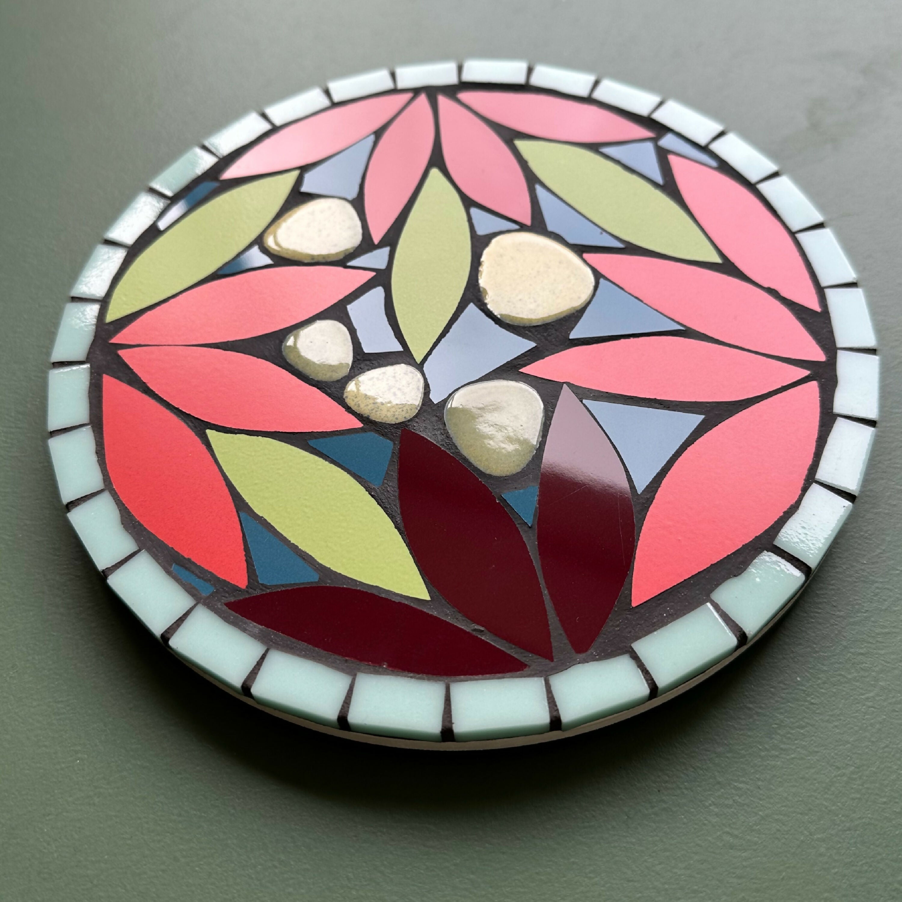 Dessous-de-plat mosaïque Magnolia rouge, vert et bleu paon II | EMPREINTES Paris