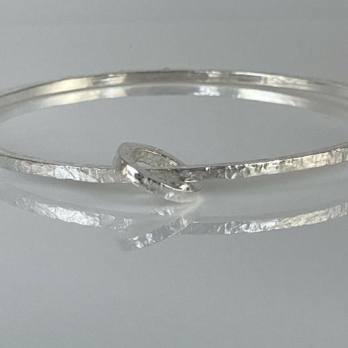 bracelet_jonc_en_argent_massif_martele_et_sa_breloque_mini_jonc_assortie_artyssia | EMPREINTES Paris - EMPREINTES Paris