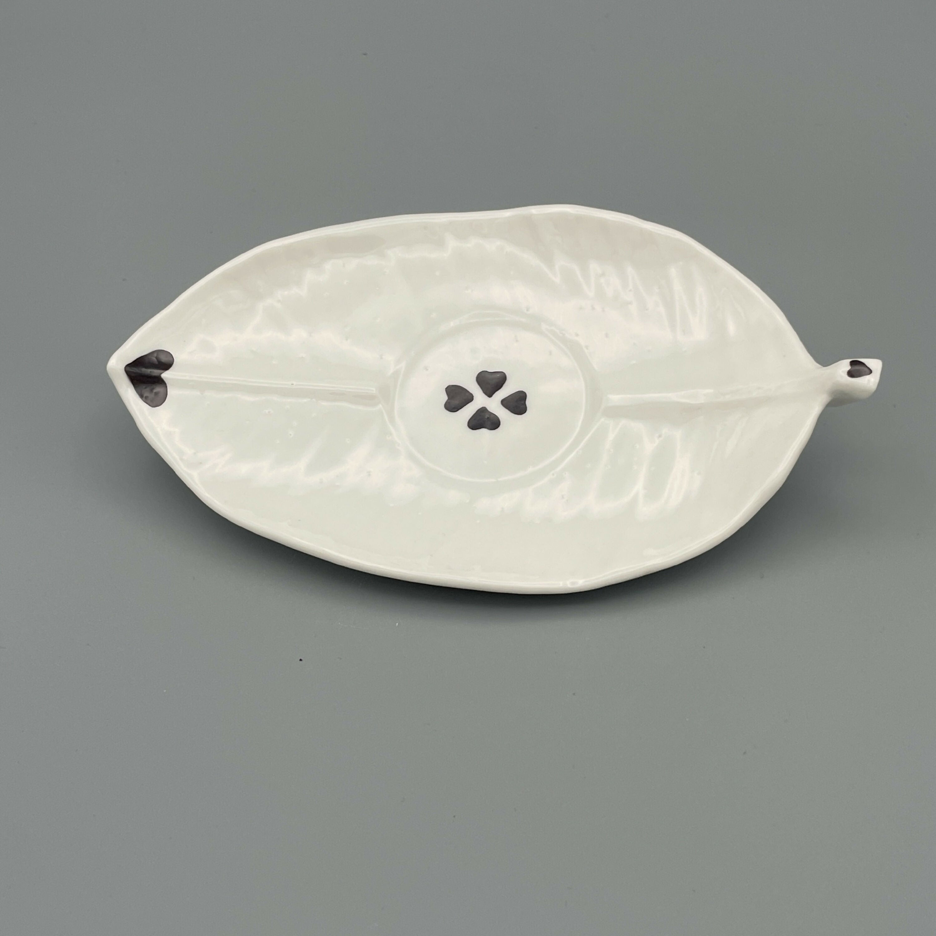 Petit Cœur soucoupe feuille 7 - Service Parapluie - serena ilari copie | EMPREINTES Paris