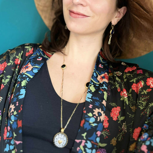 cadeau-bijou-blanc_marguerite_fleur_floral_frais_printemps_art-nouveau_art-deco_romantique_collier-femme,_bijoux-féminin_artisanat-art_made-in-France_upcycling_bijoux-de-créateur_bohème-chic_bobo-parisien_hippie-chic_bijou-haute-fantaisie,_cadeau-ideal-femme_cadeau-fete-des-meres_cadeau-anniversaire | EMPREINTES Paris - EMPREINTES Paris