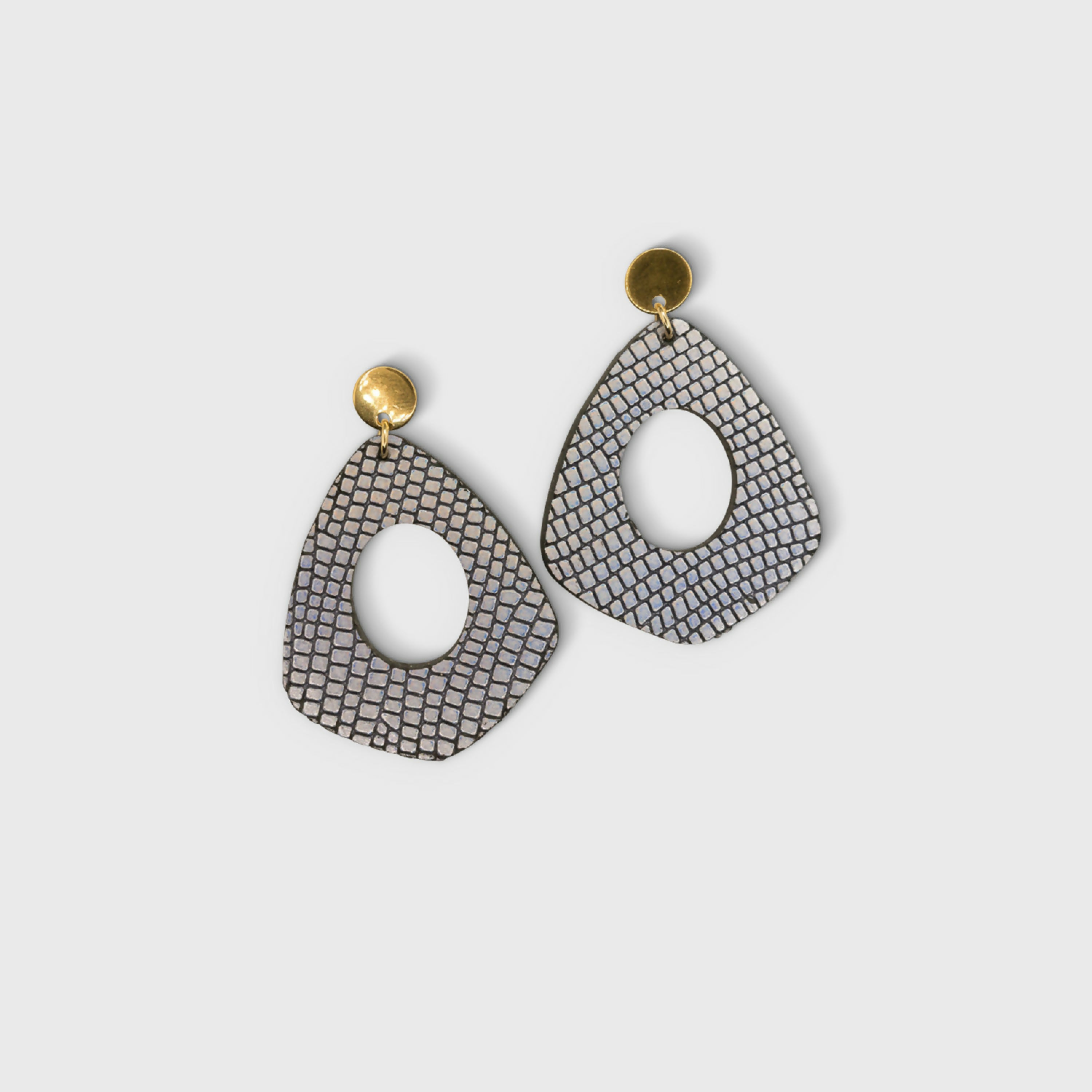 boucles_doreilles_creoles_en_cuir_imprime_ecaille_julie_troncin_maroquinerie | EMPREINTES Paris