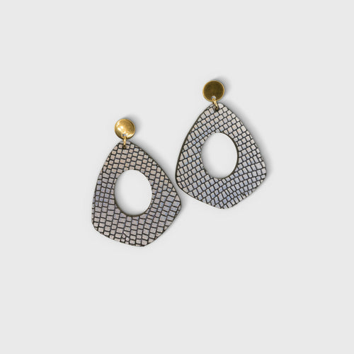 boucles_doreilles_creoles_en_cuir_imprime_ecaille_julie_troncin_maroquinerie | EMPREINTES Paris - EMPREINTES Paris