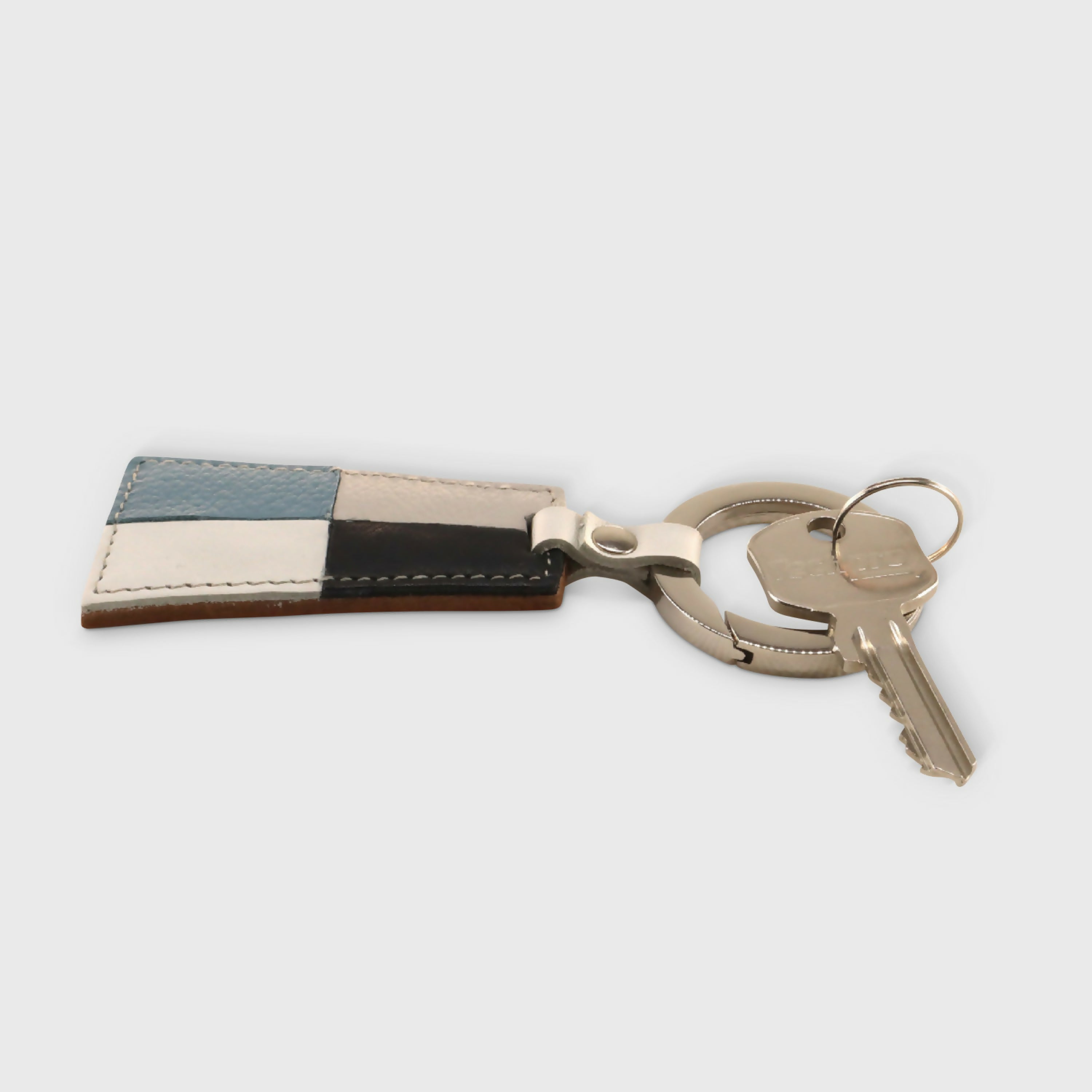 porte_cle_pennant_en_cuir_version_n°9–_collection_glacier_sylvie_strohl1 | EMPREINTES Paris