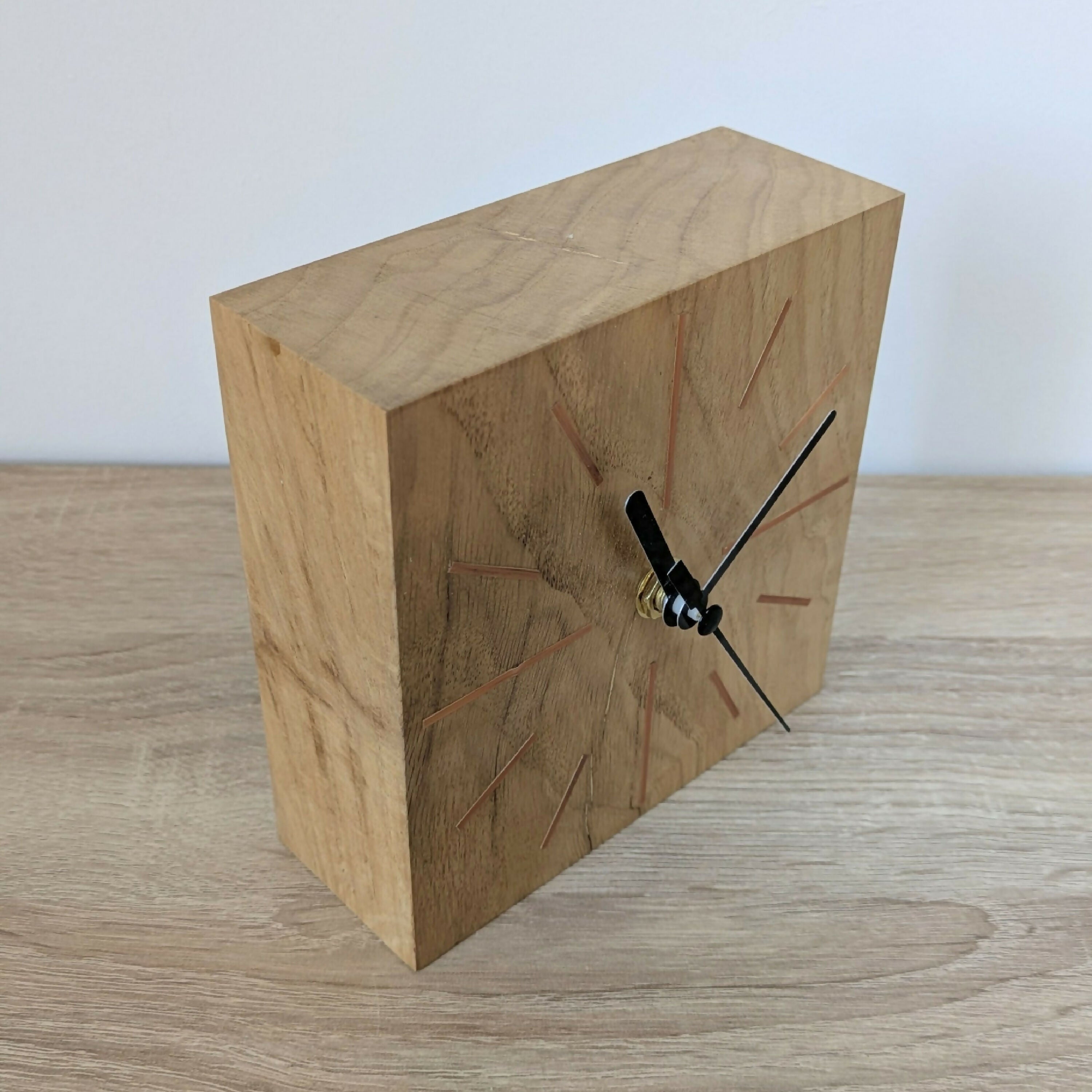 horloge_de_bureau_carree_en_chene_massif_et_marqueterie_de_paille_cuivre_jerome_ebenisterie | EMPREINTES Paris