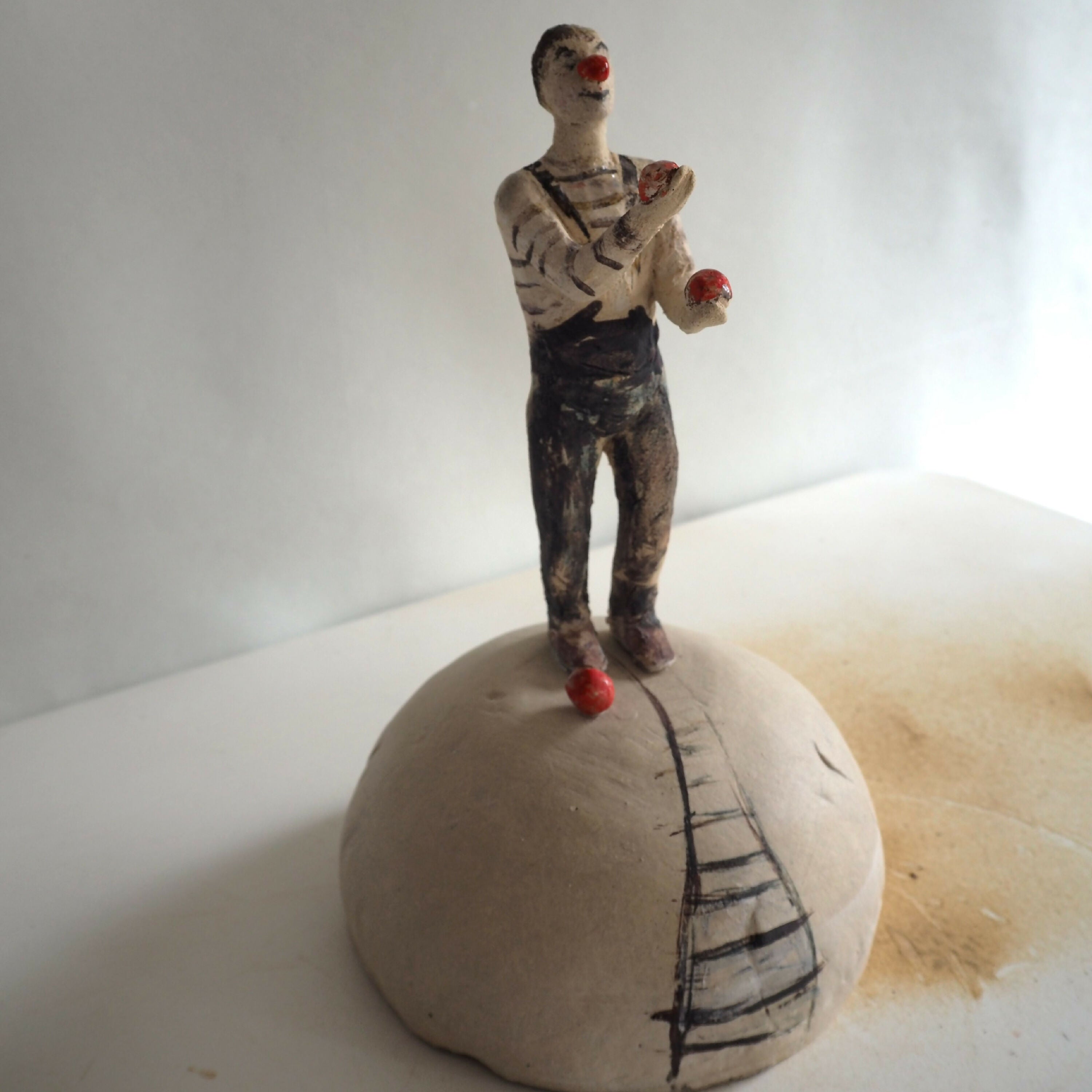 sculpture_clown_jongleur_sur_demi_sphere_marie_helene_valladeh copie | EMPREINTES Paris