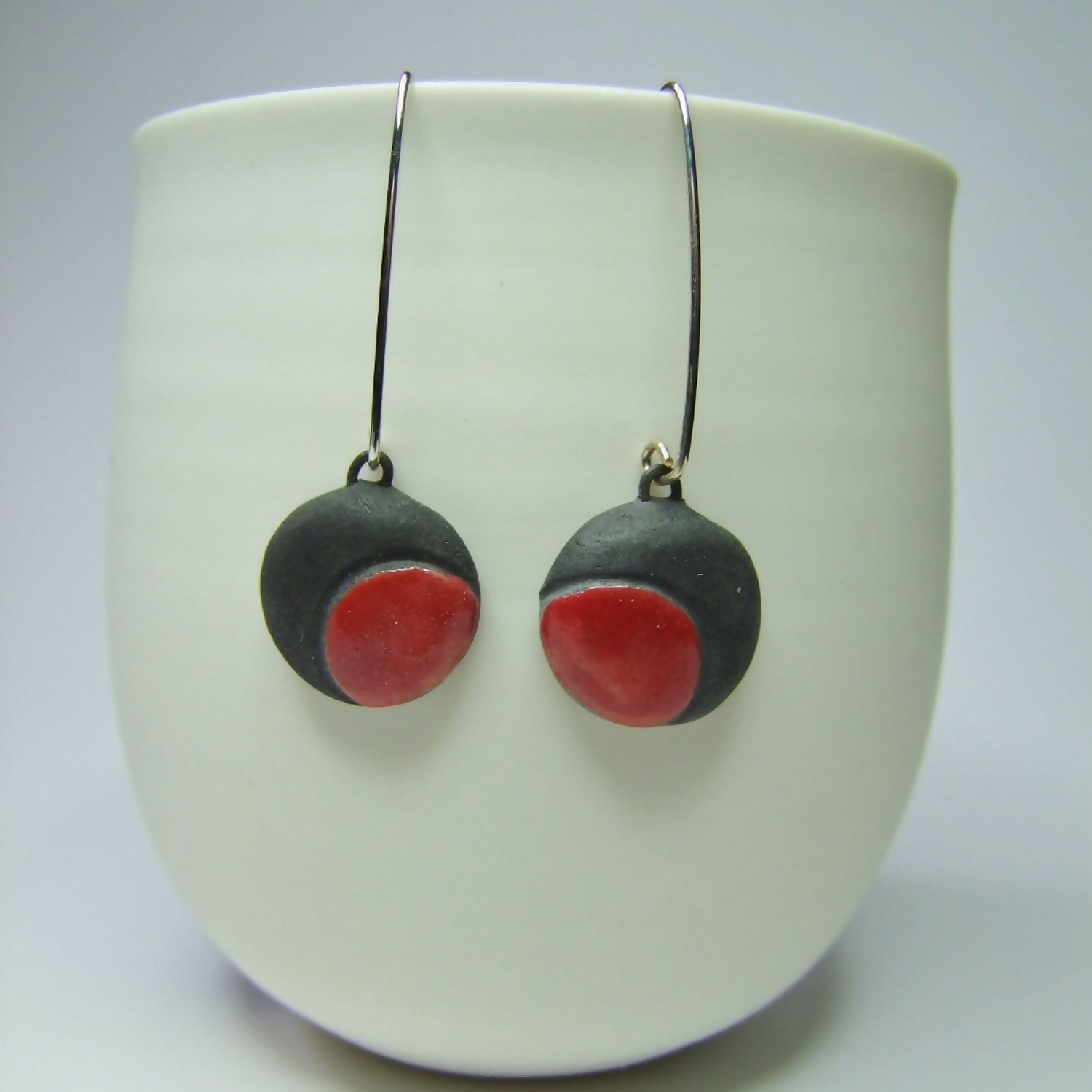 boucles_doreilles_petit_pop_rouges_et_noires_chloe_bercovici_simplement_terre copie | EMPREINTES Paris