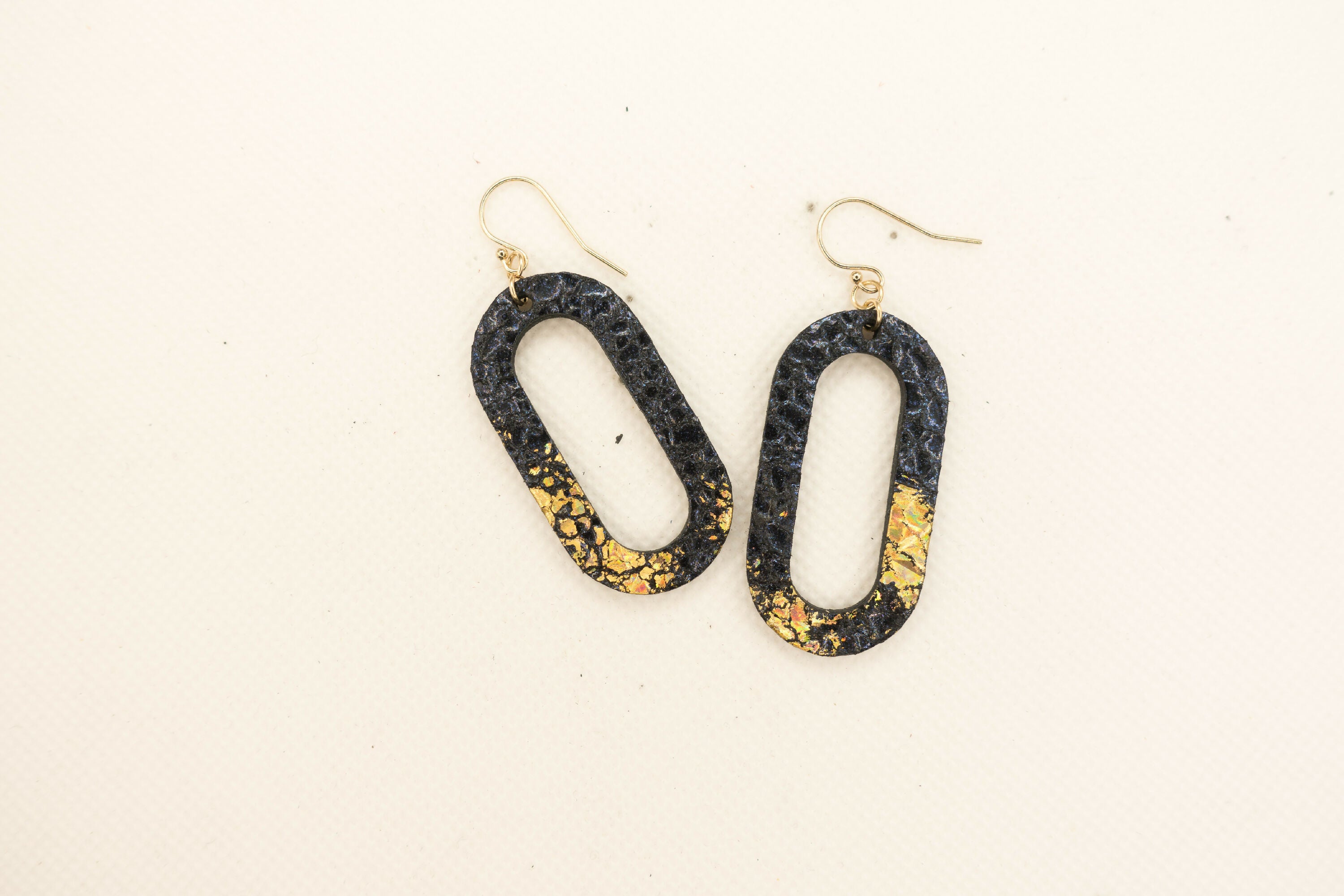 boucles_doreilles_arche_art_deco_bleu_doree_4_julie_troncin_maroquinerie | EMPREINTES Paris