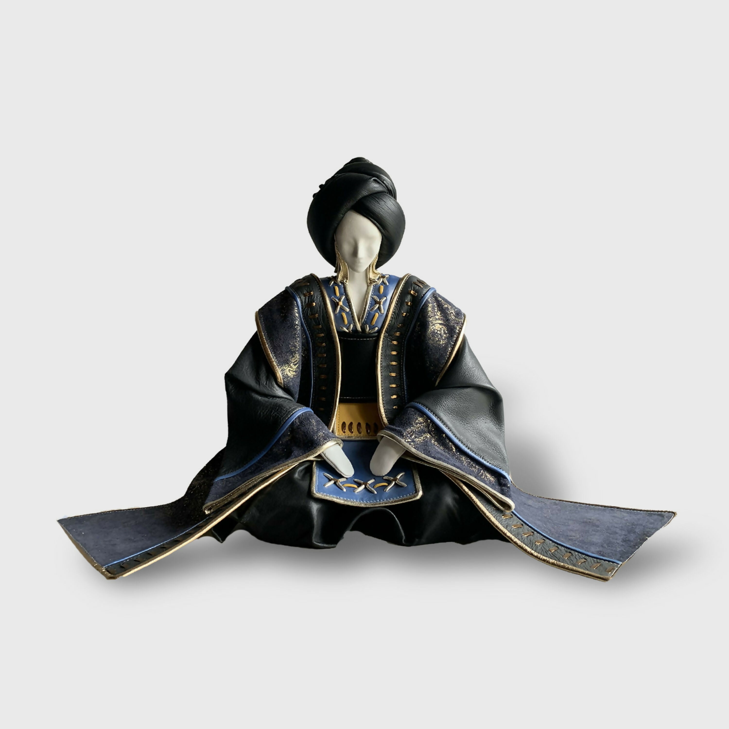 sculpture_geisha_en_cuir_bleu_sculpture_cuir_annie_delemarle copie | EMPREINTES Paris