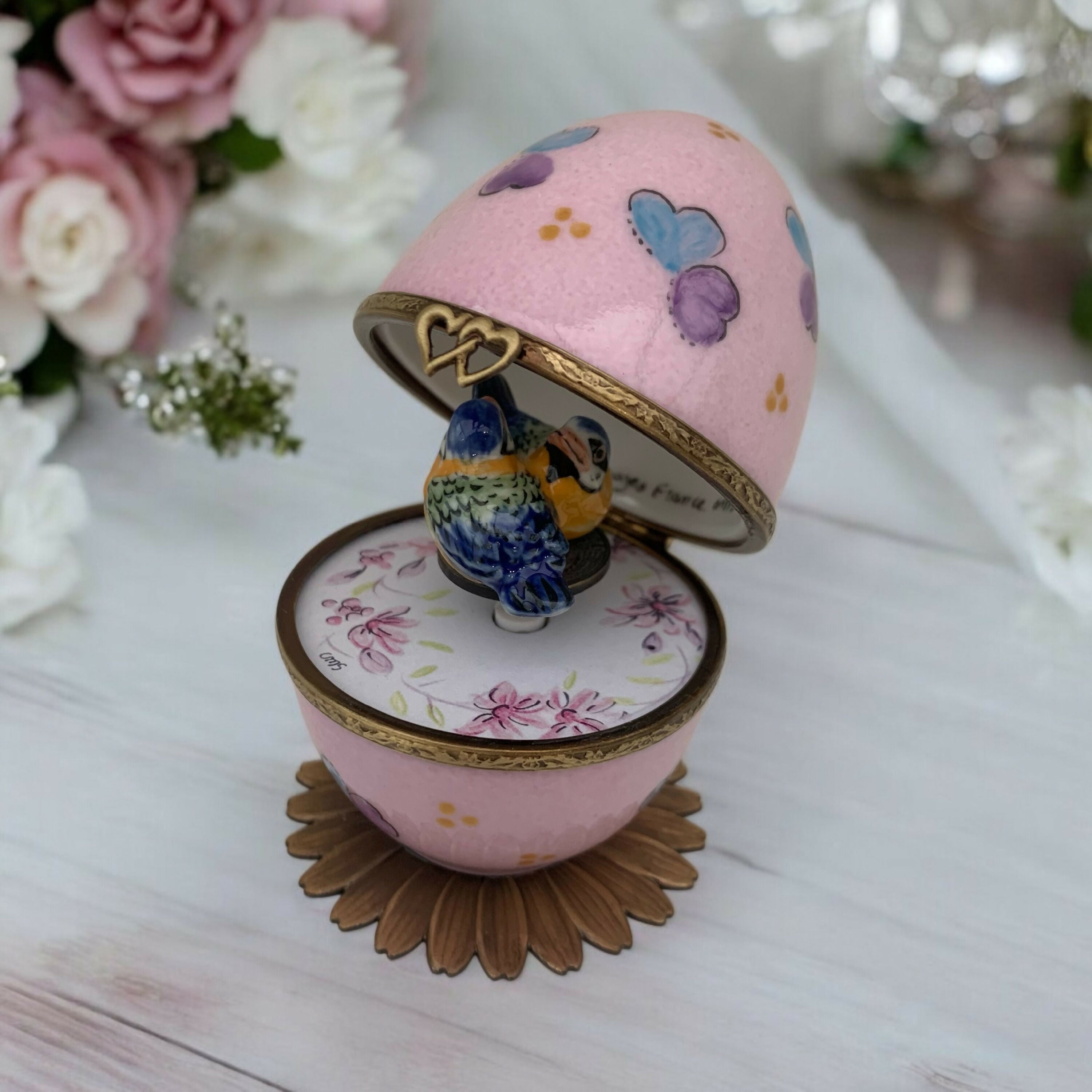 cadeau-rose_decoration-coeur_oiseaux-amoureux_oiseau-chantant_automate_cadeau-amoureux_saint-Valentin_cadeau-naissance_fete-bebe_boite-a-musique_enfantin_noce-de-porcelaine_fete-des-meres_oeuf-faberge_oeuf-collection_collection-classique_cadeau-fin-annee_cadeaux-maitresses_noce-de-porcelaine | EMPREINTES Paris