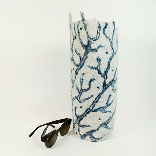 vase_haut_algues_bleublanc_en_feutre_de_laine_atelier_lanzetta copie | EMPREINTES Paris - EMPREINTES Paris