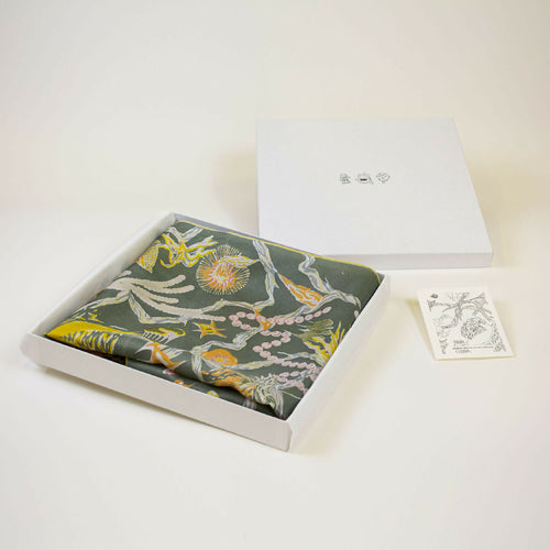 carre_de_soie_william_morris_on_the_milkyway_vert_prelude_dans_la_pampa copie | EMPREINTES Paris - EMPREINTES Paris